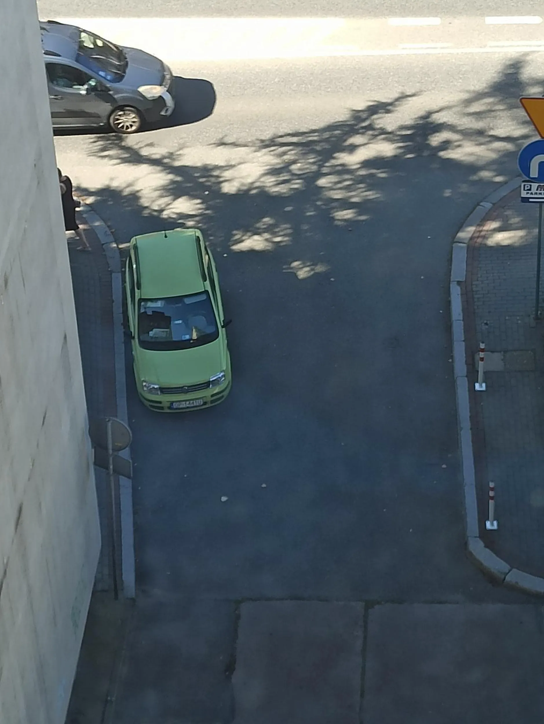 Stary dziad, który ma dosłownie 5 metrów dalej parking, parkuje na zakręcie, co utrudnia ruch drogowy, bo ma kartę parkingową osoby z niepełnosprawnością?‍♂️