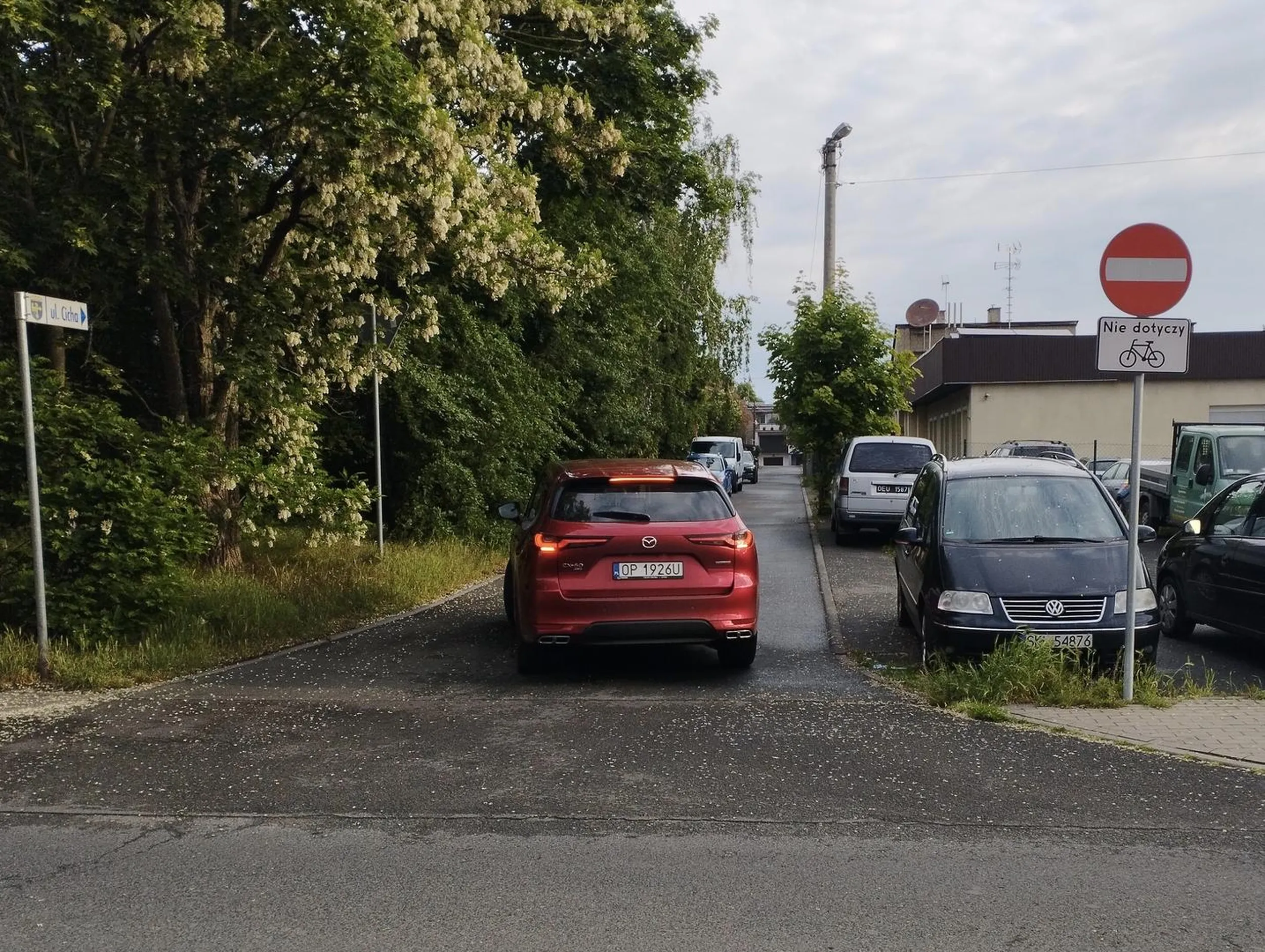 Kretyn.... wjeżdża pod prąd. Ingnoruje znak zakazu B-2