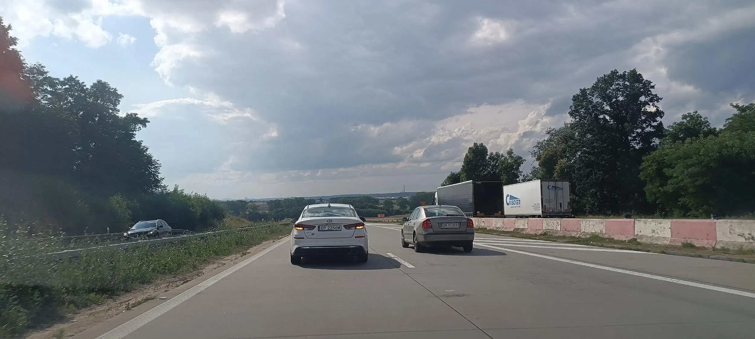 Stwarza zagrożenia na autostradzie, hamuję przed maską i mruga awaryjkami bez celu, nie stosuje się do przepisów. Zjeb!!