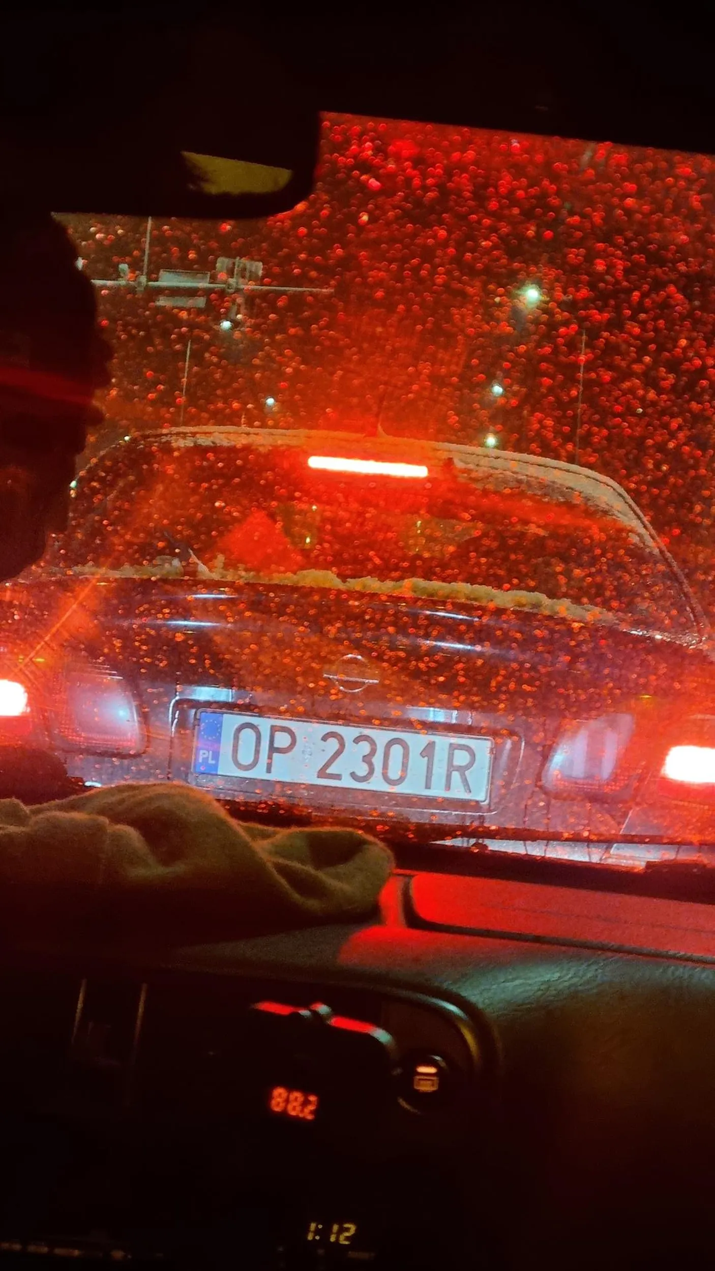 Totalny zjeb, wali długimi, hamuje przed ryjem, po wysiadce i uprzejmym zapytaniu czy wszystko w porządku, wyciąga telefon i jeździ z nim w ręce.