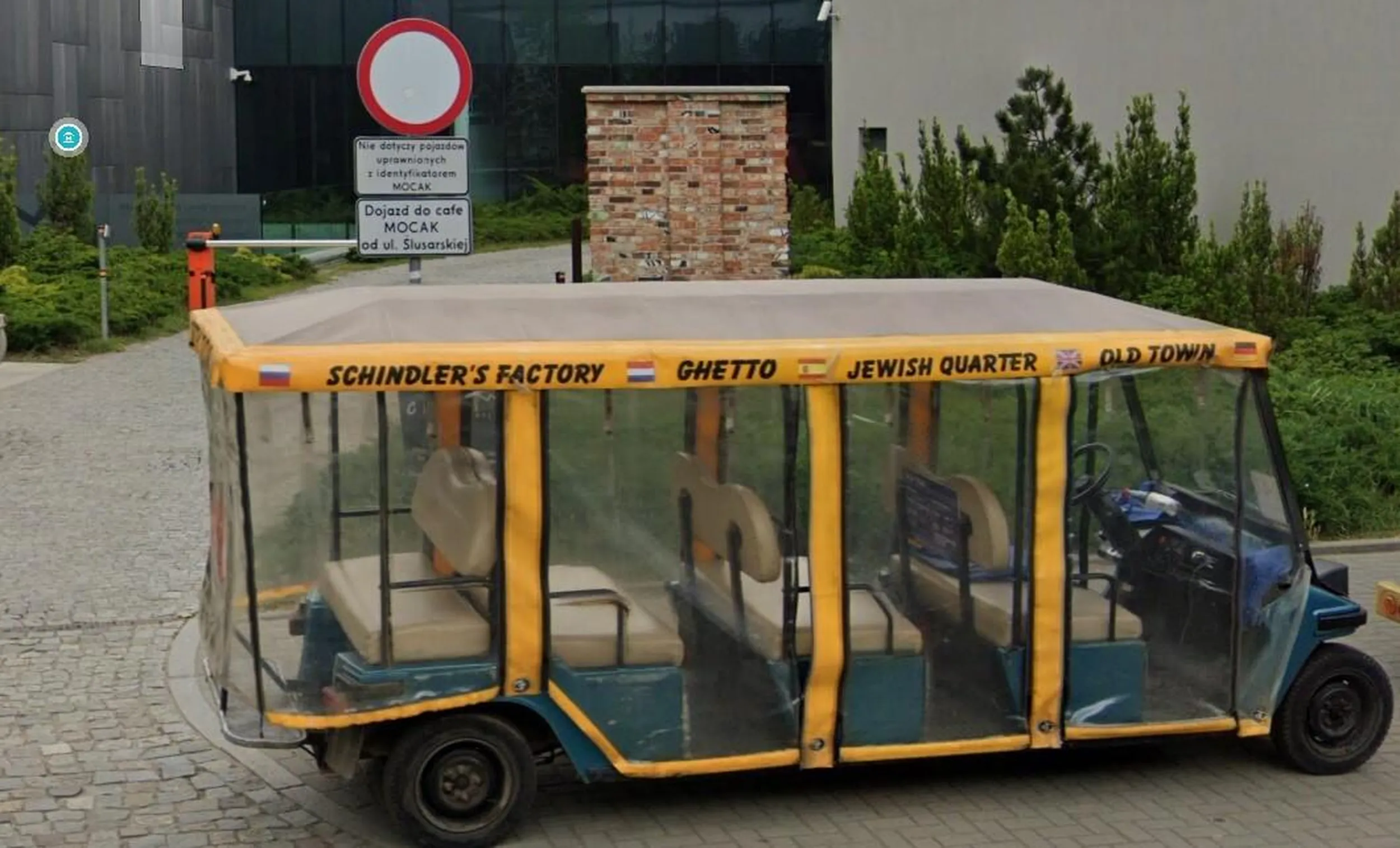 Cieć stanął tą swoją dorożką przed samym wejściem do MOCAKa, padaka. No ale czego się spodziewać po wsiokach z opolskiego...