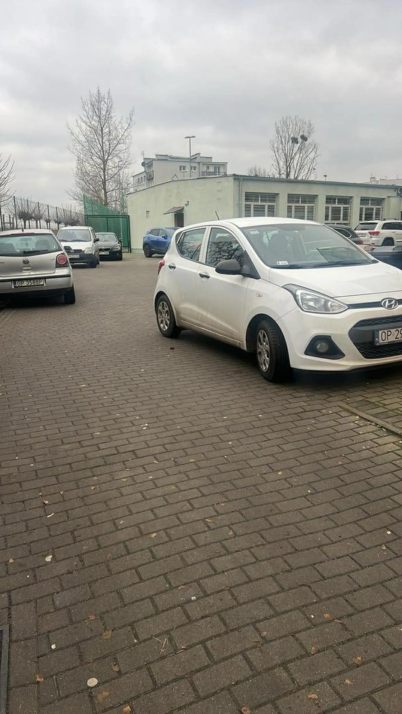 zastawił wjazd na praking