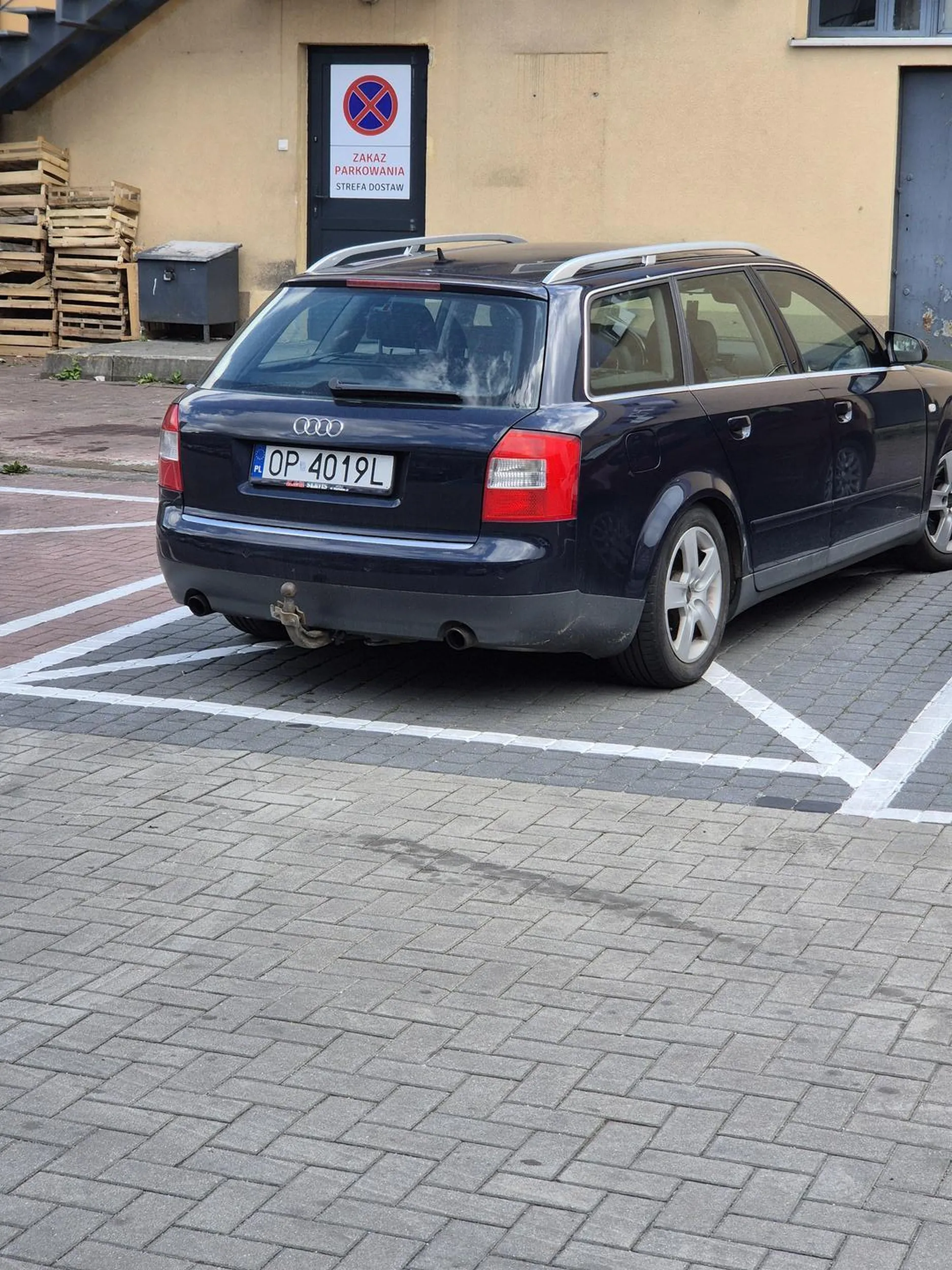 Tyle miejsc wolnych wokół to musiał na koperte... leń