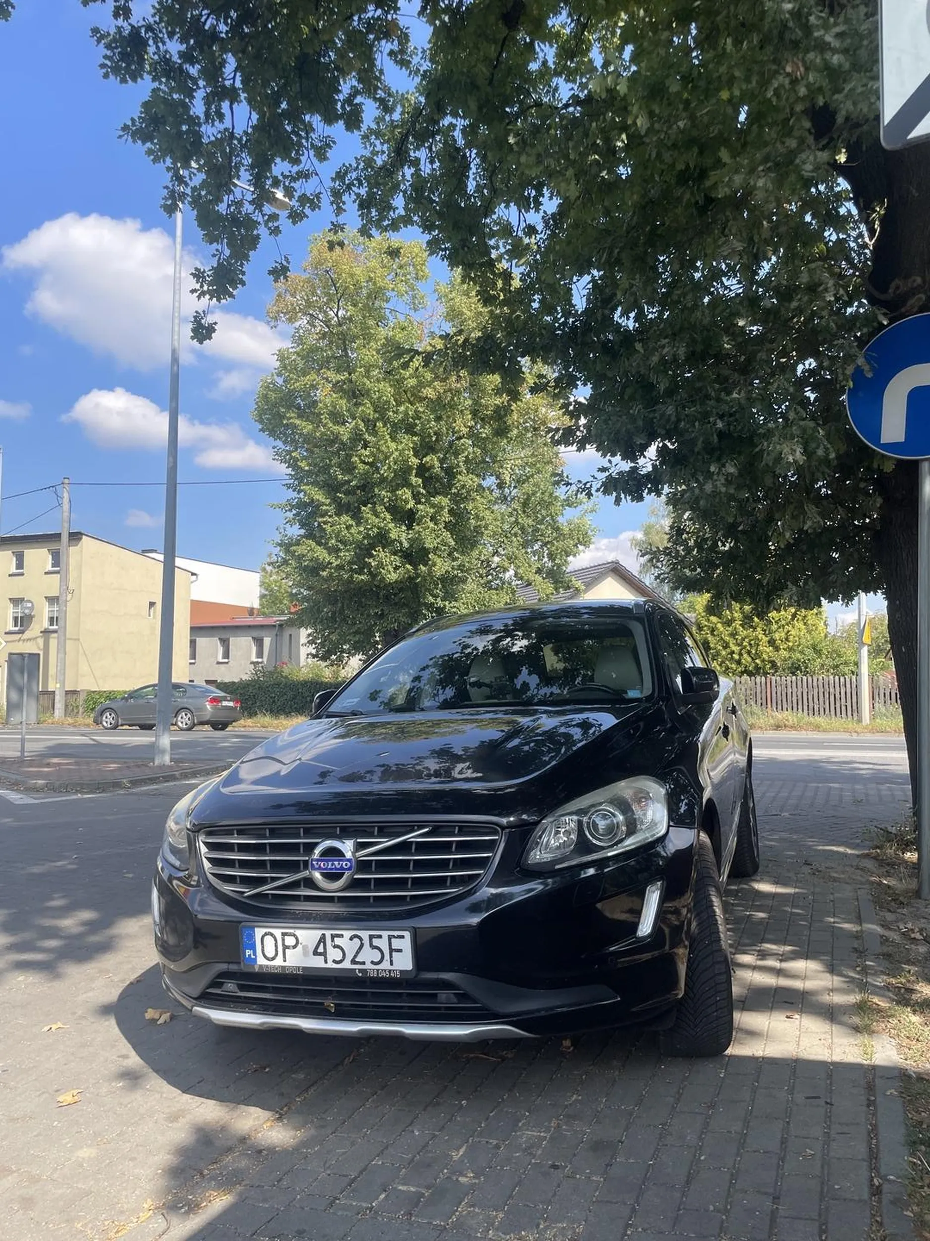 Cipa stanęła na chodniku mimo tego że ma dziesiątki wolnych miejsc parkingowych pod biedronką