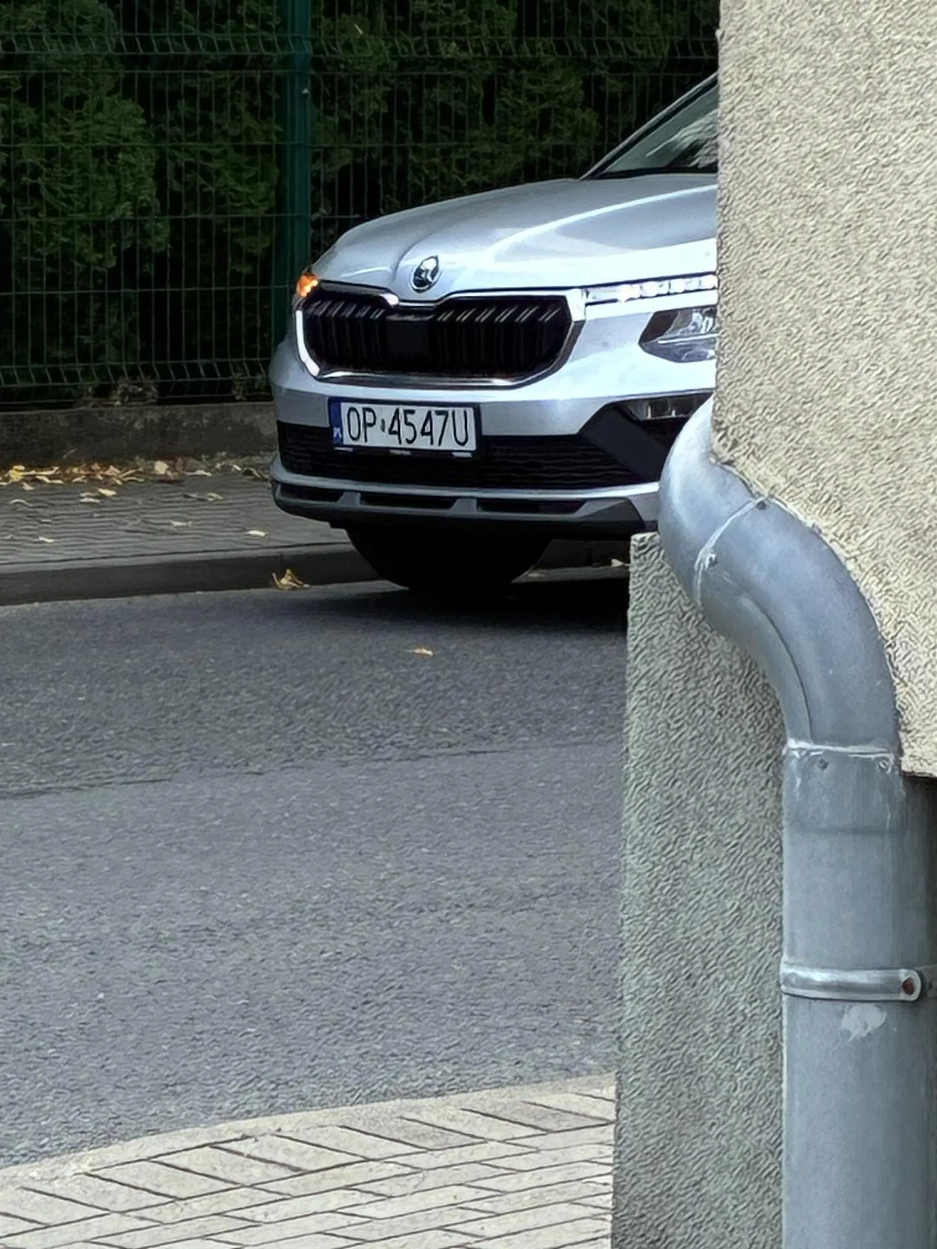 Auto służbowe skoda Kamiq nr rejestracyjny będzie odczytany z kamerki do końca tygodnia bardzo nie bezpieczna sytuacja facet nie umie jechać i nie znać przepisów prawa jazdy pod zakaz pod górkę on wyprzedza nie swoim autem nie szanując własności firmy oraz życia i zdrowia innych kierowców wyprzedanie na 3 na zakazie, chłopie sprawa zostanie skierowana na policję oraz do zarządu firmy, Albo nauczysz sie jeździć albo bede sie starać aby ci zabrali auto służbowe no widocznie nie jest dla Ciebie. Jeżeli ja wykonuje manewr wyprzedania i włączam kierunkowskaz to nie masz prawa wjechać na moj pas jeżeli nje zjechał bym ci to bys mnie zepchnął na drzewko a jechałem z rodzina ale widocznie tego nie rozumiesz to nie możesz mieć prawa jazdy a w dodatku auta służbowego którego nie szanujesz i nie uwarzasz na innych uczestników ruchu drogowego. Facet stwarzasz realne zagrożenie moim zdaniem musisz sie zgłosić do szpitala psychiatrycznego czy wszytsko z tobą w porządku. Wyprzedanie na zakazie to 100