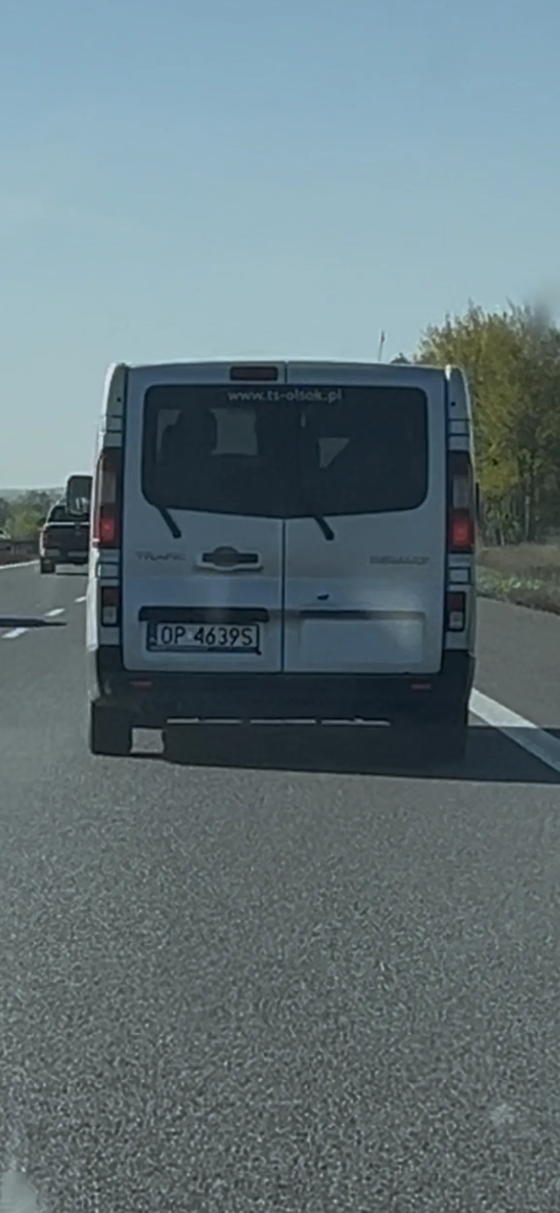 Na autostradzie A4 w okolicach węzła Strzelce Opolskie w stronę Wrocławia po wyprzedzeniu celowo zajeżdża drogę i wyhamowuje ruch do 40 km/h, bo wyprzedzanie jednej ciężarówki z prędkością 120 km/h to według tego kierowcy zbyt wolno. Po zajechaniu drogi, wjechał na linię środkową i spowodował zagrożenie dla pojazdów wyprzedzających.
