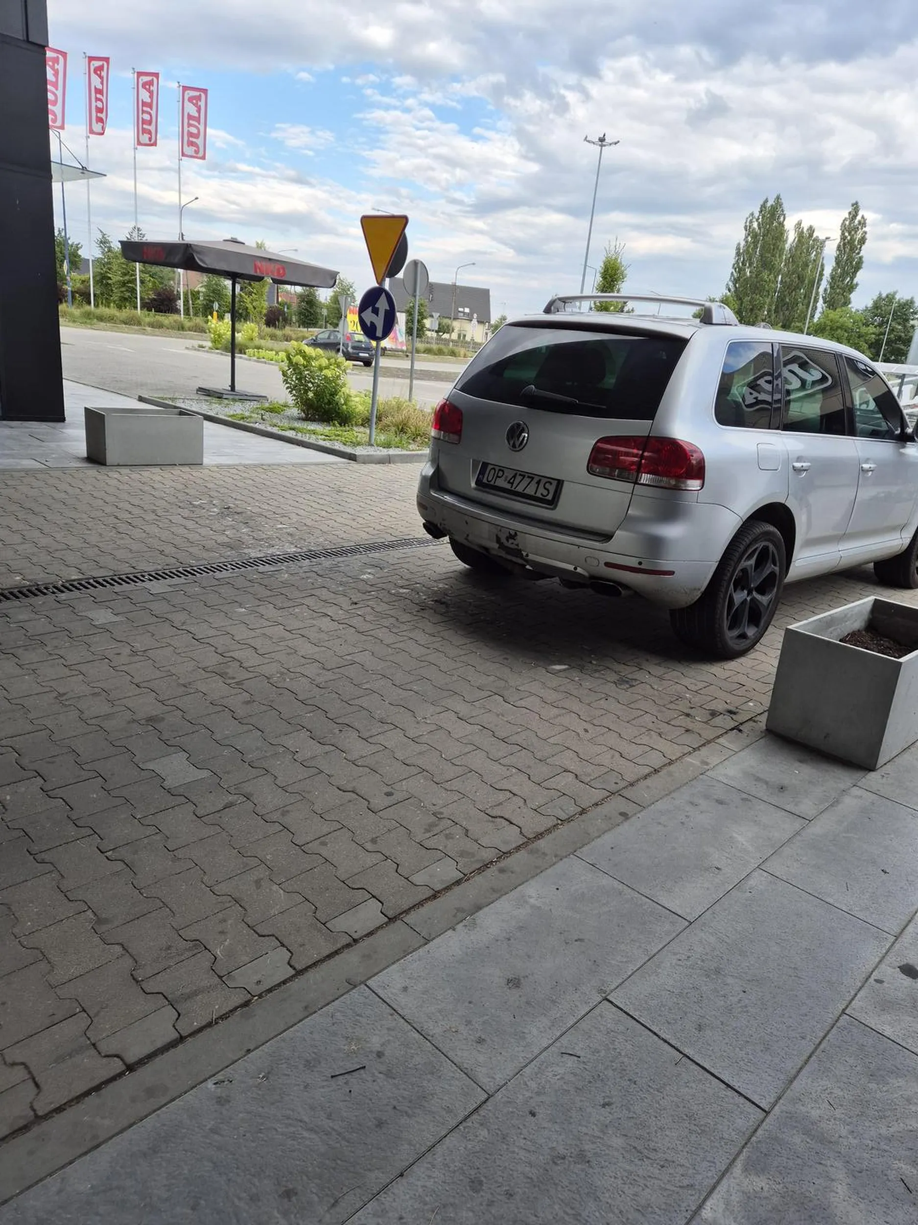Łysy, mocno wytatuowany kierowca tego pojazdu przyjechał do knajpy, zaparkował na środku drogi co widać na zdjęciu, zamówil do jedzenia piwo, zjadł, wypił i pojechał