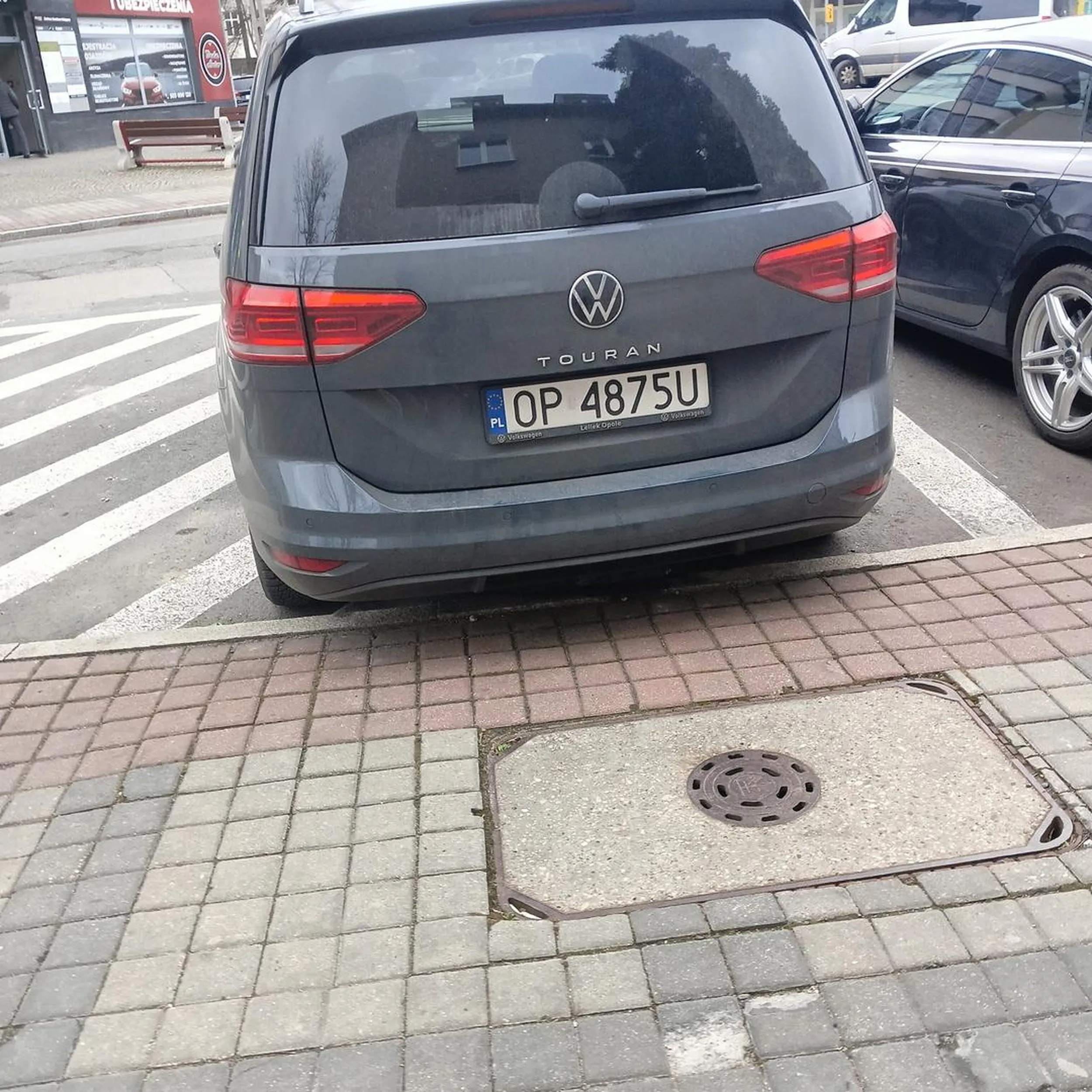 Gość myśli, że strefa wyłączona z ruchu to miejsca parkingowe. Leń i menda społeczna.