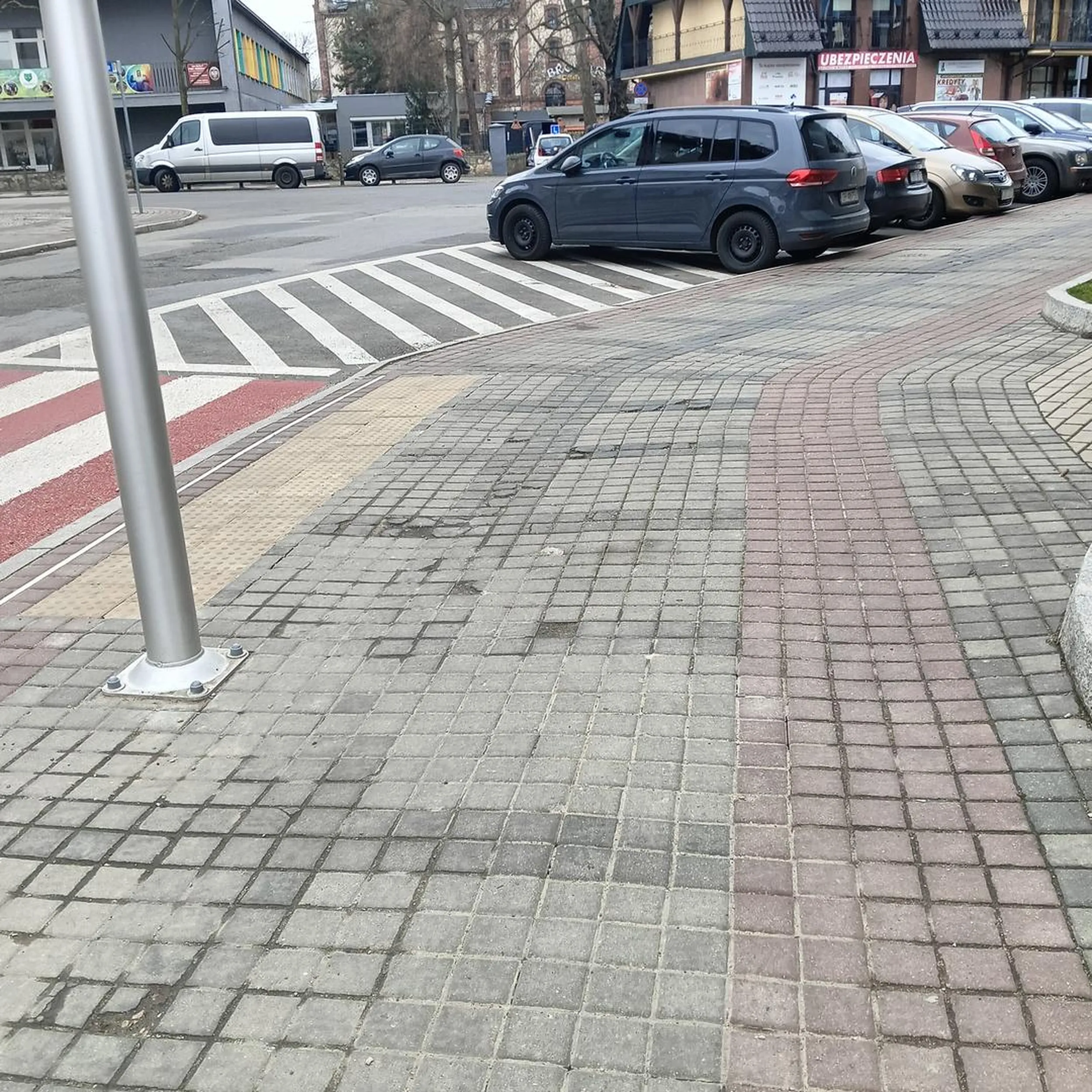 Gość myśli, że strefa wyłączona z ruchu to miejsca parkingowe. Leń i menda społeczna.