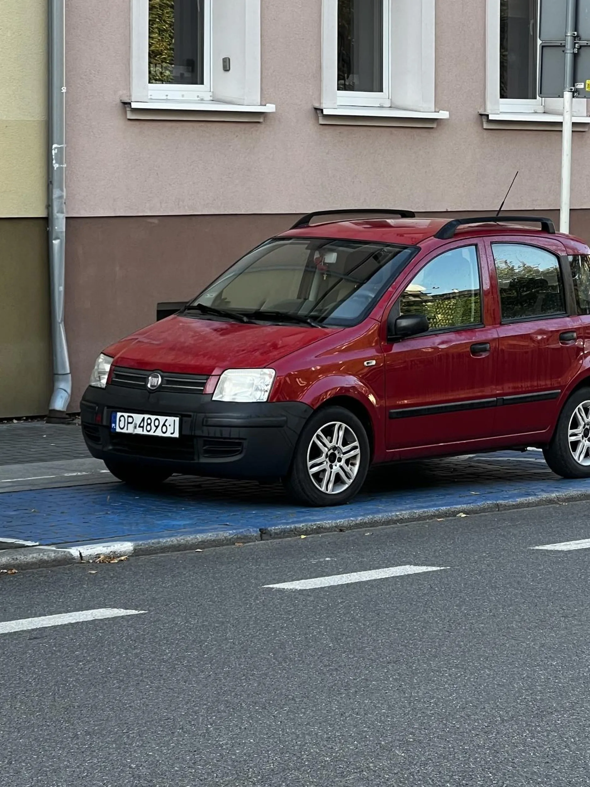 Parkuje na miejscu dla niepełnosprawnych, po czym wysiada z auta i na nogach idzie po bilet