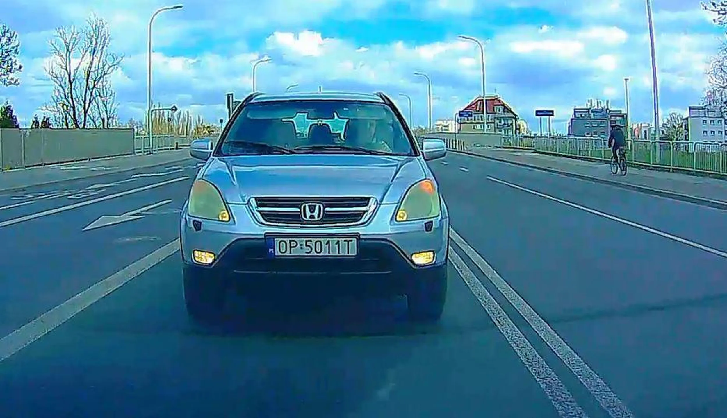 Nie dość, że mistrz buspasa w Opolu, to chyba jeździ bez OC. :-)