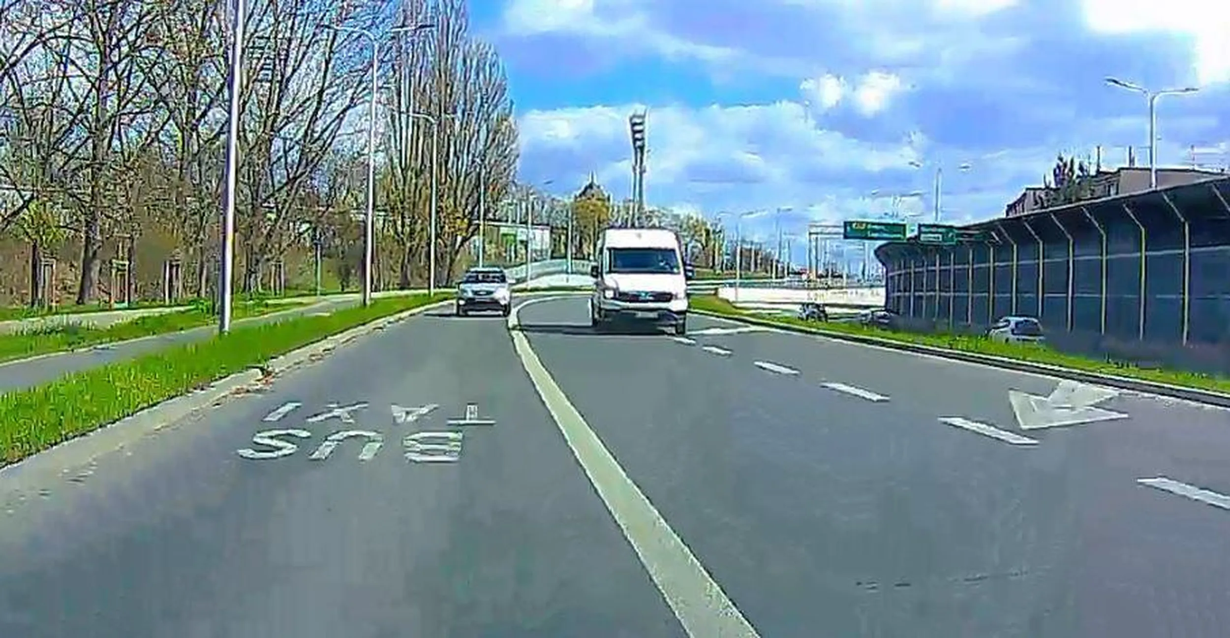 Nie dość, że mistrz buspasa w Opolu, to chyba jeździ bez OC. :-)