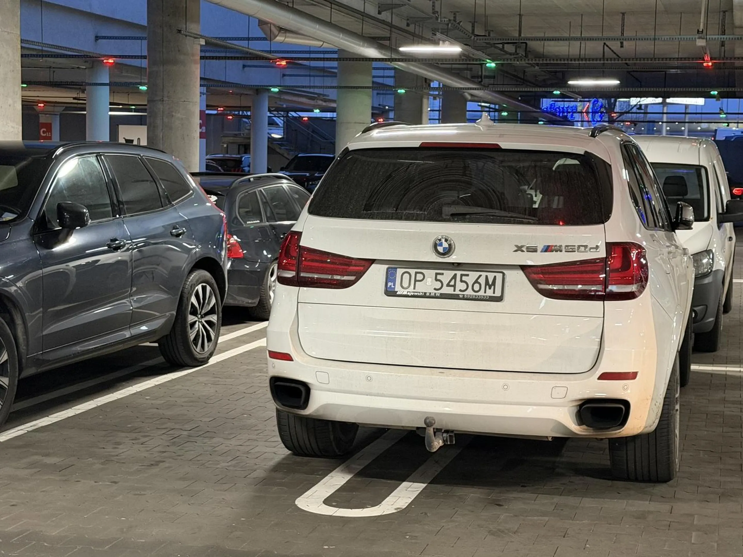 zrób prawko i nie utrudniaj życia innym albo kup auto którym umiesz jeździć i parkowac. Takiego grata i tak nie szkoda byłoby poharatać