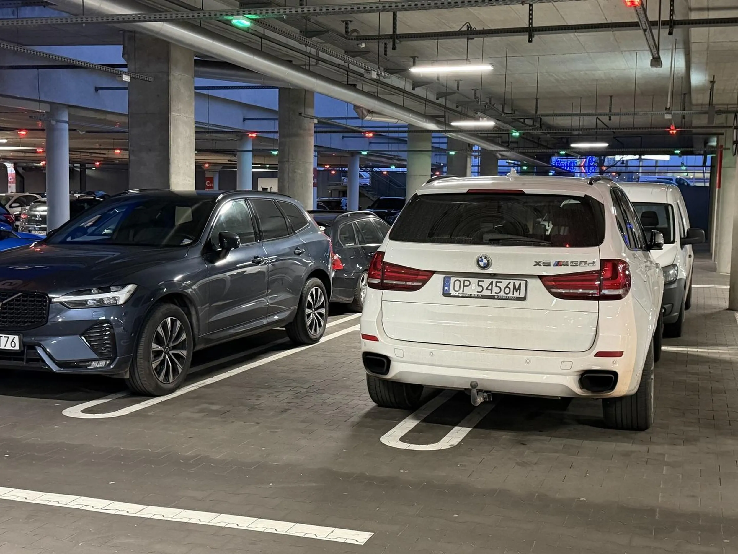 zrób prawko i nie utrudniaj życia innym albo kup auto którym umiesz jeździć i parkowac. Takiego grata i tak nie szkoda byłoby poharatać