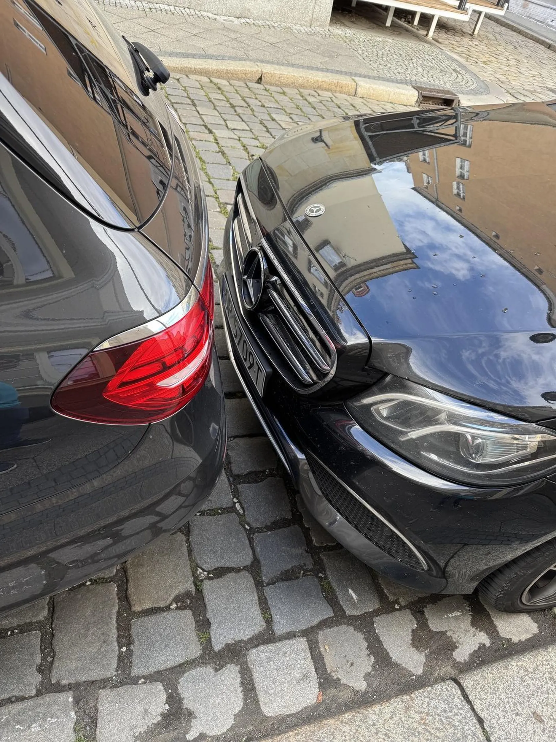 Baranku opolski, naucz sie parkować. Jak sie gadalo z policja na temat parkowania? Podaje numer VIN tegoz barana aby był idealnie oznaczony: WDD2132161A658304