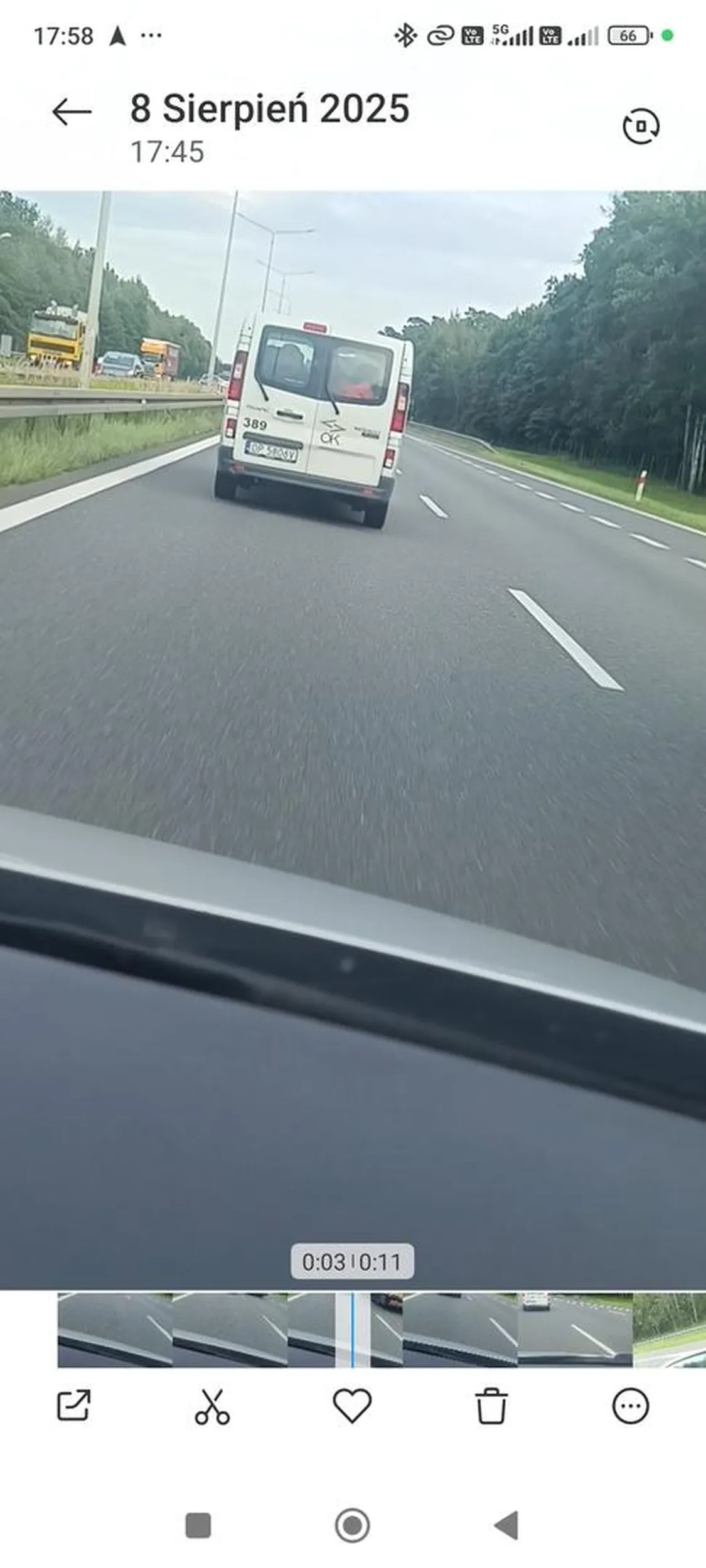 Wykonuje niebezpieczne manewry przewożąc ludzi. Mijałam kilka razy na A4. Tragedia, z taki przewoźnikiem strach jechać