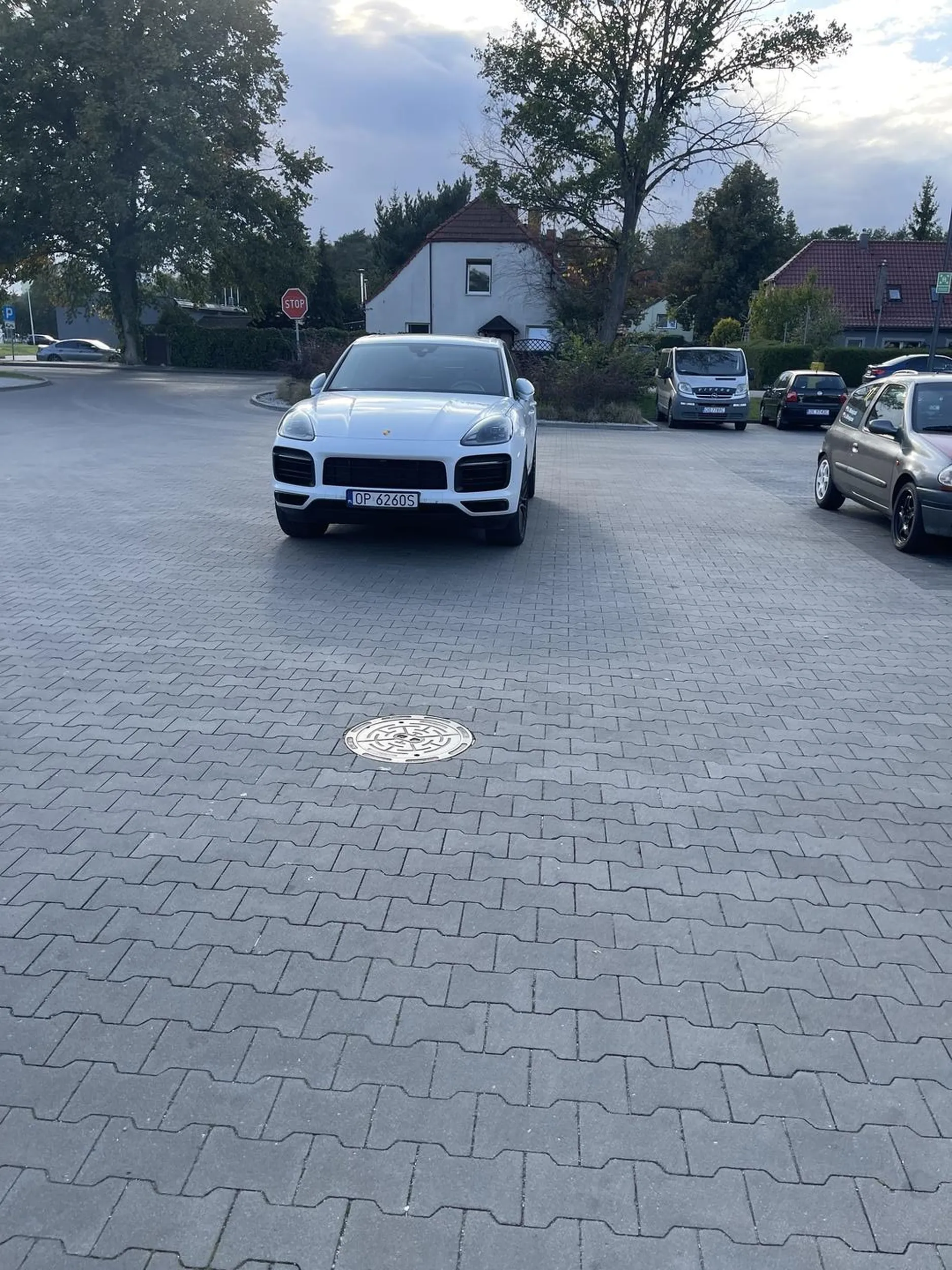 Auto większe niż IQ. Polecam okulistę i psychologa jeżeli nie widzisz miejsc parkingowych obok. 3/4 miejsc było puste