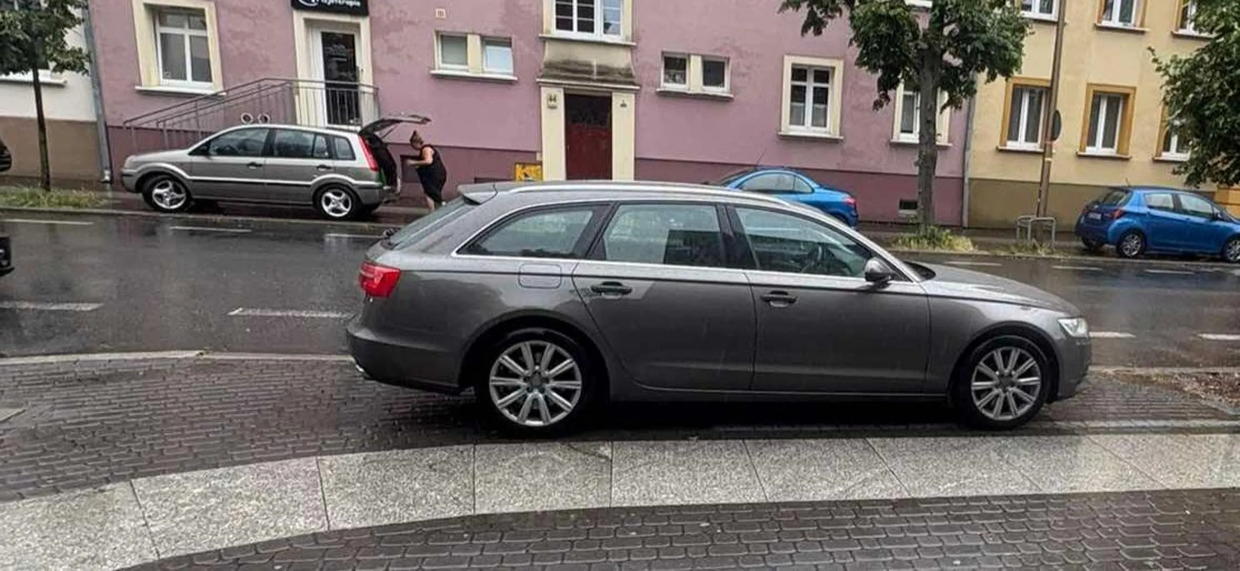 Temat powraca jak kierowca bez umiejętności parkowania Jak zwykle stoi na dwóch miejscach