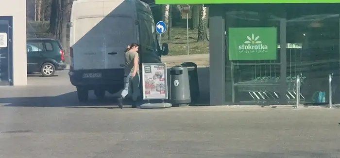 Tak parkują kurierzy w Kietrzu mistrzowie kierownicy prawko znalazł na promocji w chrupkach i uważa się za zawodowego kierowcę