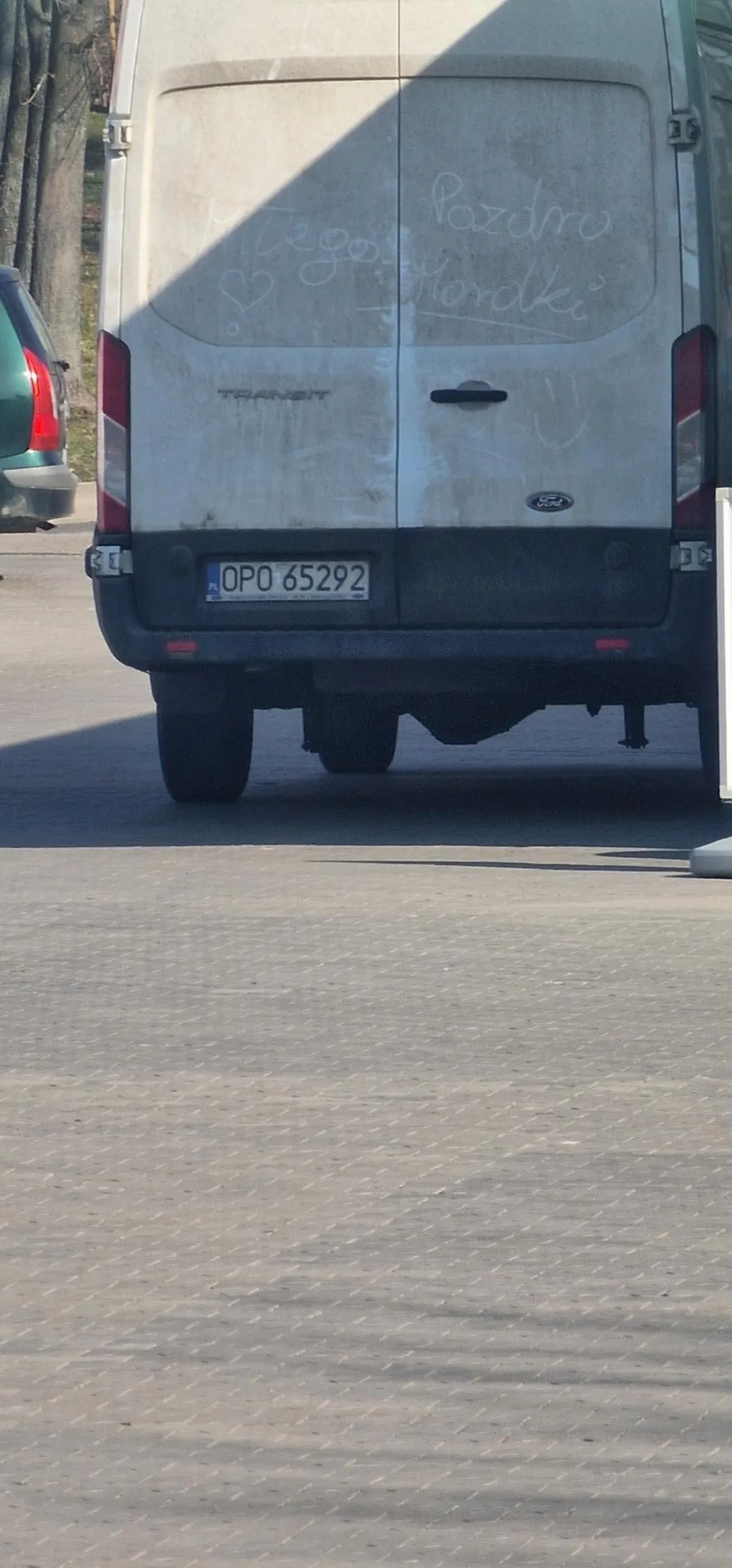 Tak parkują kurierzy w Kietrzu mistrzowie kierownicy prawko znalazł na promocji w chrupkach i uważa się za zawodowego kierowcę