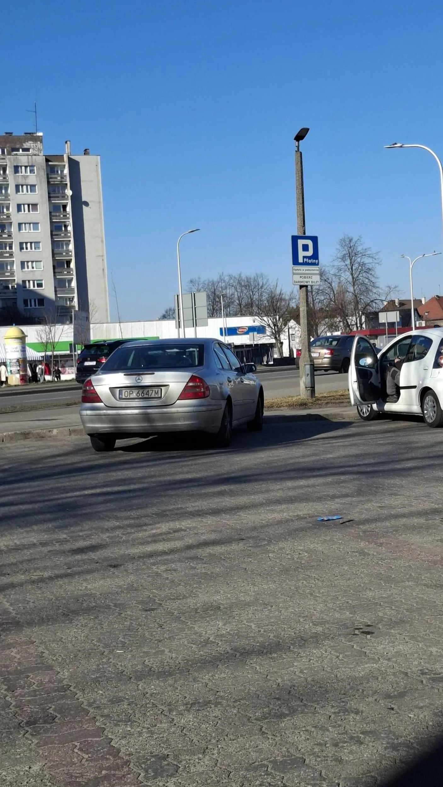 Stary dziad poszedł na godzinę zastawiając 2 miejsca parkingowe