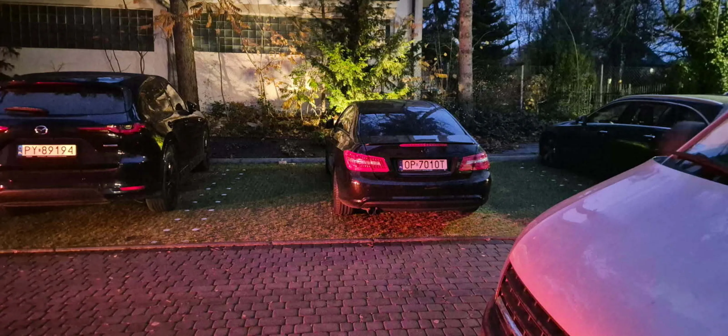 To nie jest twój prywatny parking, żebyś zajmował dwa miejsca. Naucz się parkować albo w ogóle nie siadaj za kierownicą, skoro nie potrafisz parkować