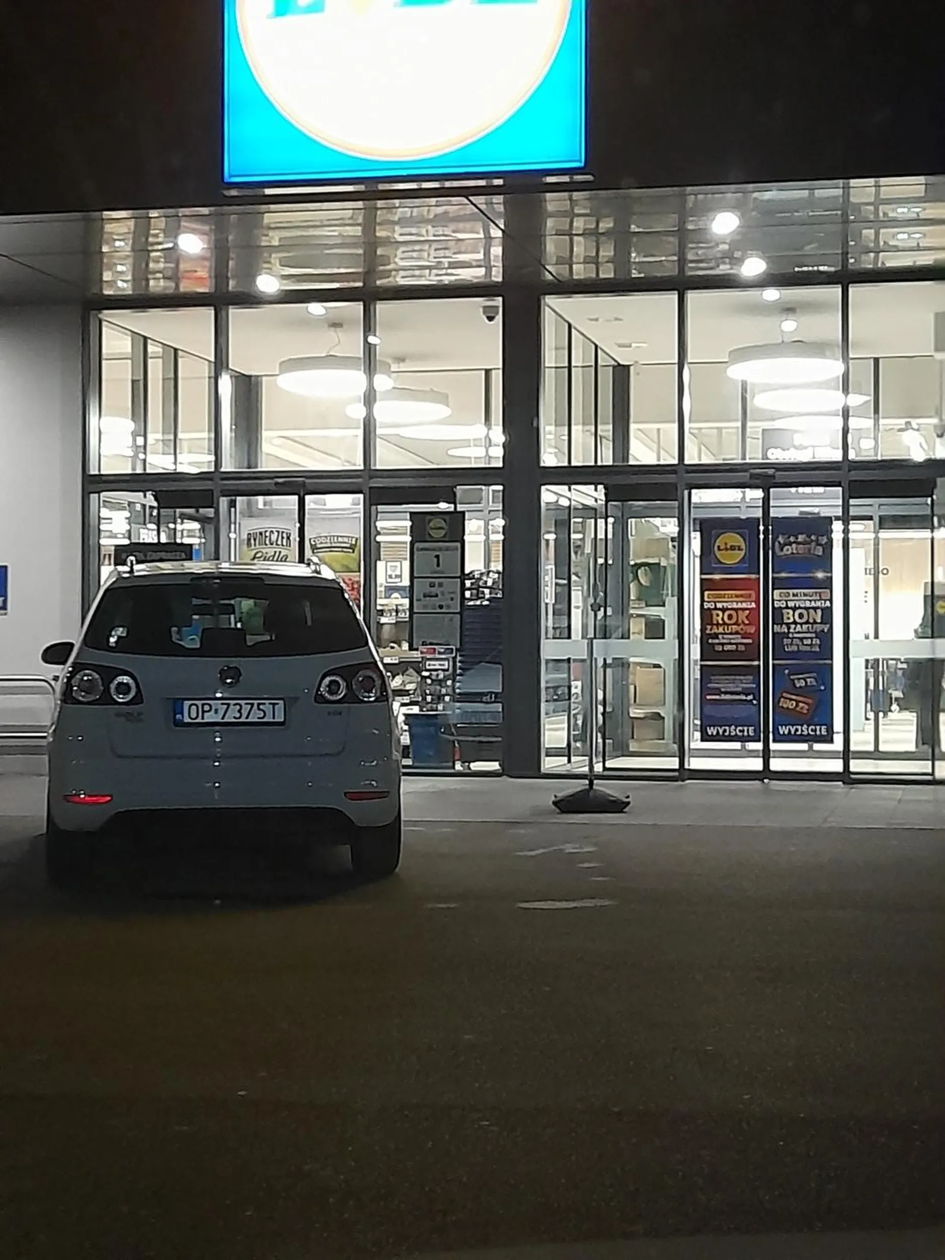 Jakby drzwi były większe to by wjechała do środka;)