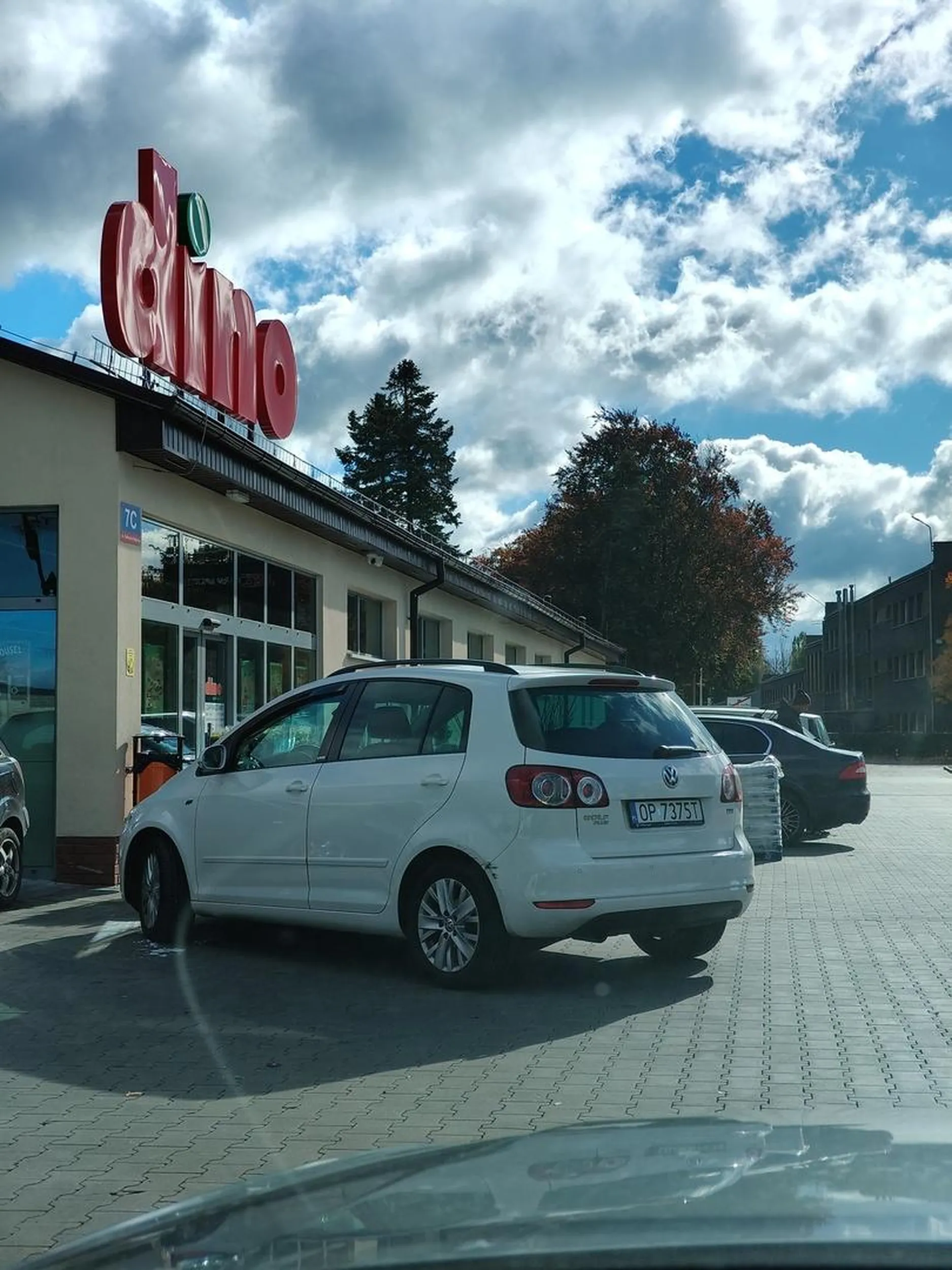 Jeszcze trochę to i do środka wjedzie.A obok pełno pustych rajek