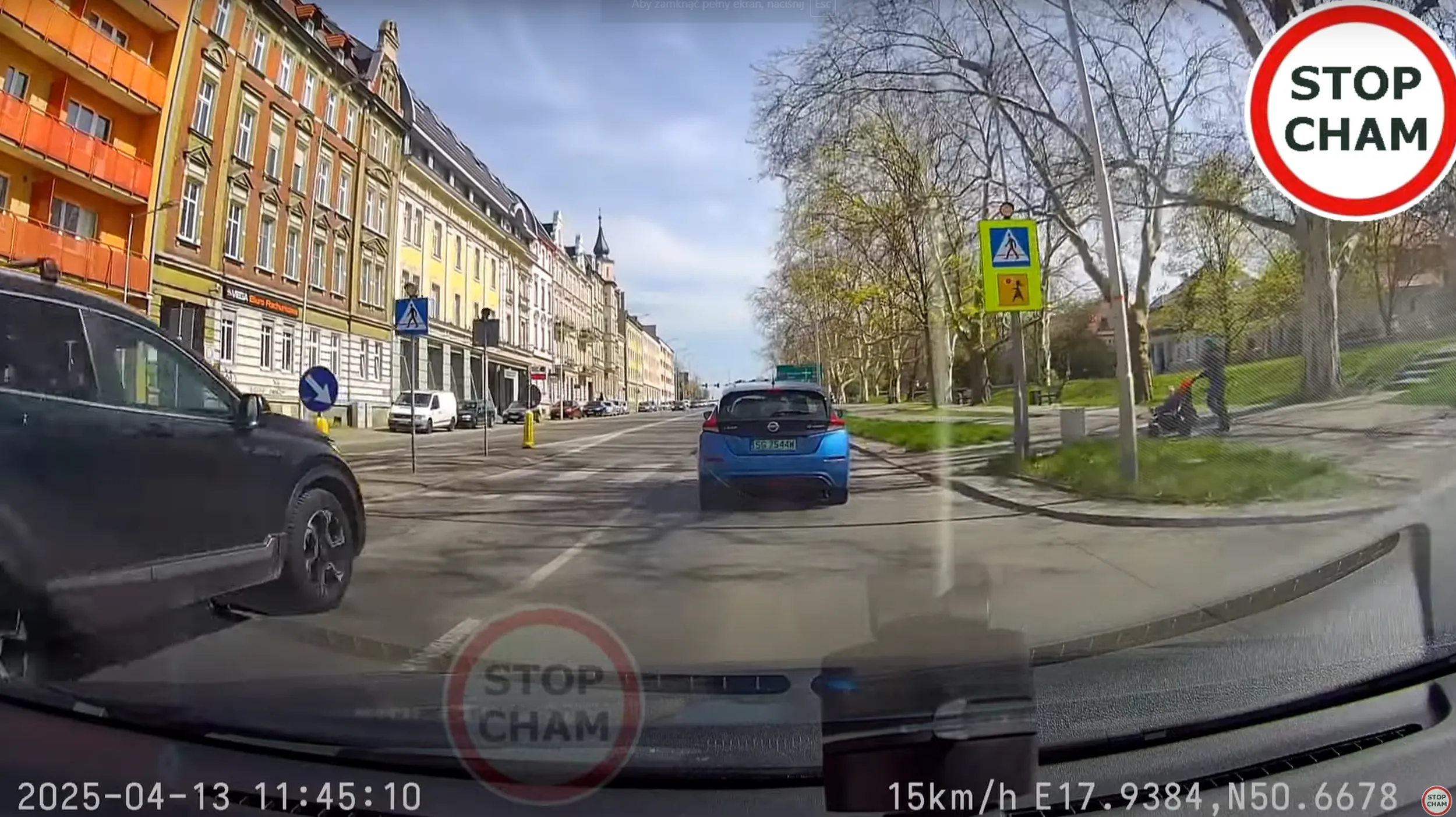 Bandyta wyprzedzający przed przejściem dla pieszych.