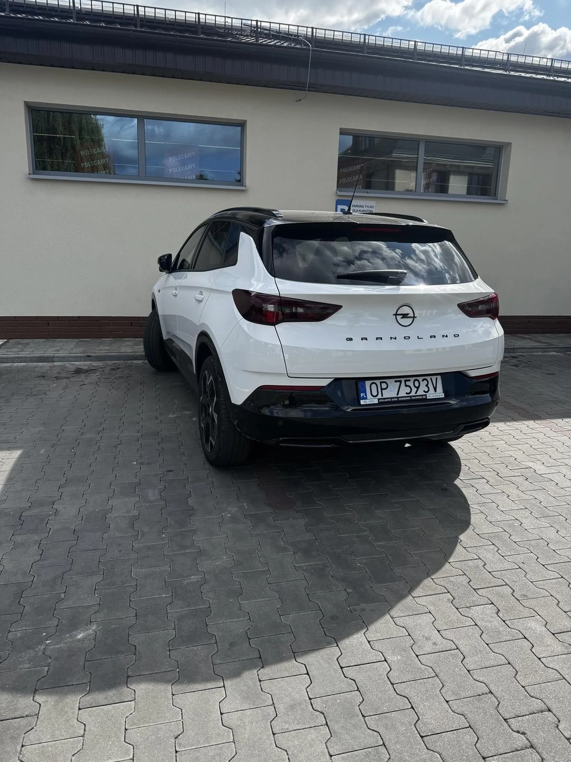 Naucz sie tuczniku kultury do ludzi i wróć na szkolenia z parkowania, jak nie potrafisz takim małym gównem parkować a łatwiej wychodzi ci skakanie z ryjem do kogoś to przerzuć się na rower