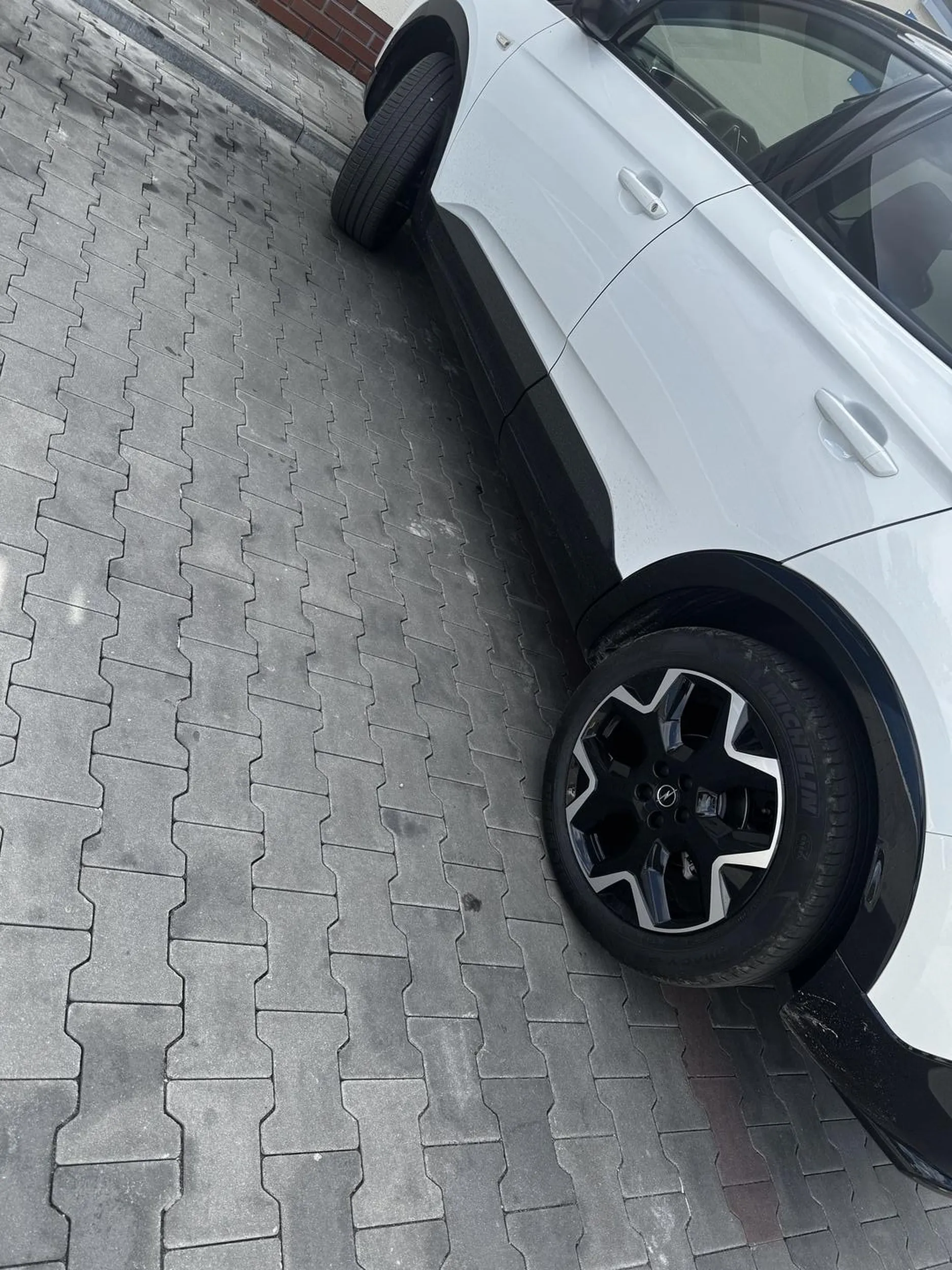 Naucz sie tuczniku kultury do ludzi i wróć na szkolenia z parkowania, jak nie potrafisz takim małym gównem parkować a łatwiej wychodzi ci skakanie z ryjem do kogoś to przerzuć się na rower