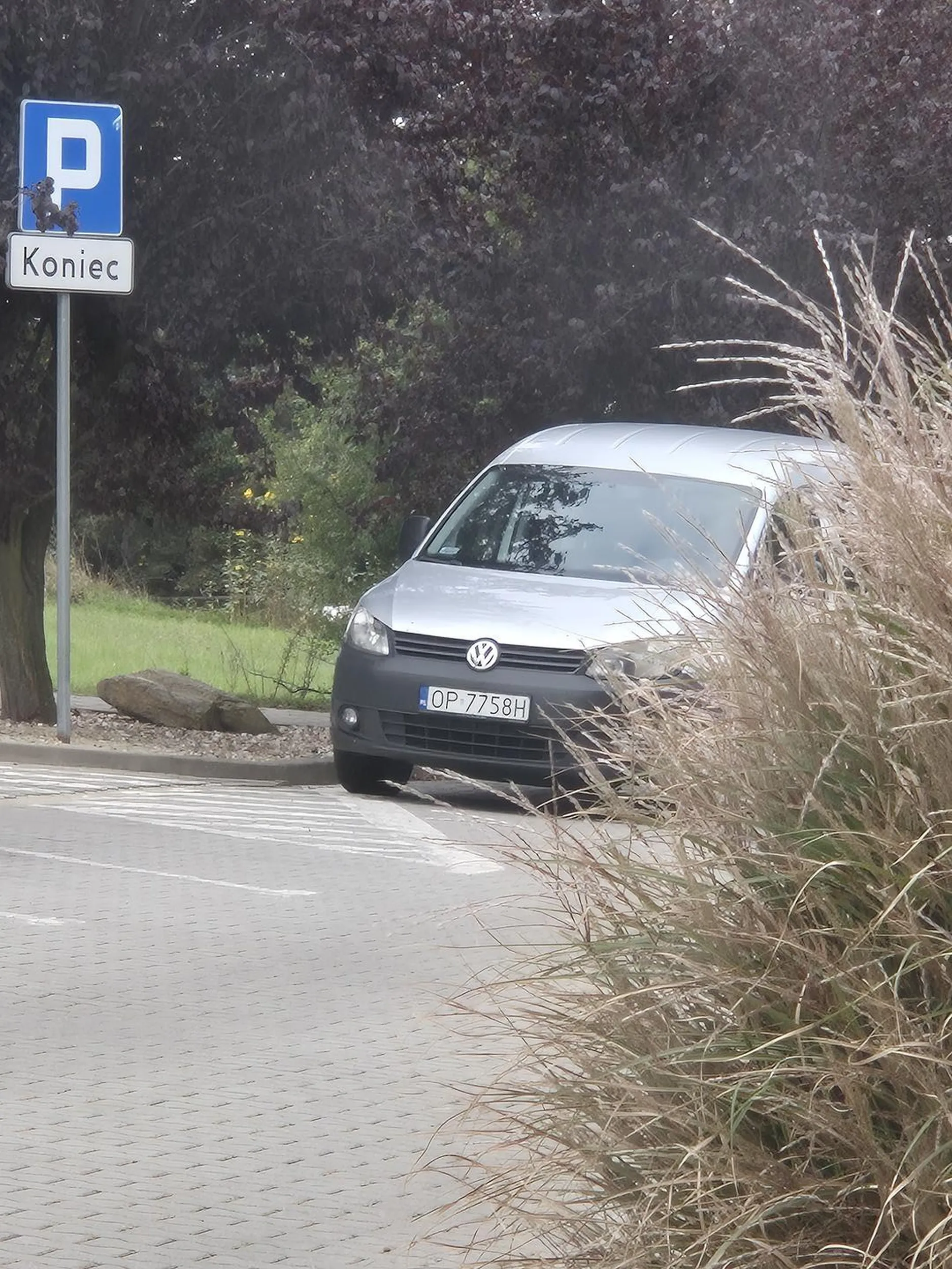 Kierowca chyba ślepy, że nie zauważył końca parkingu