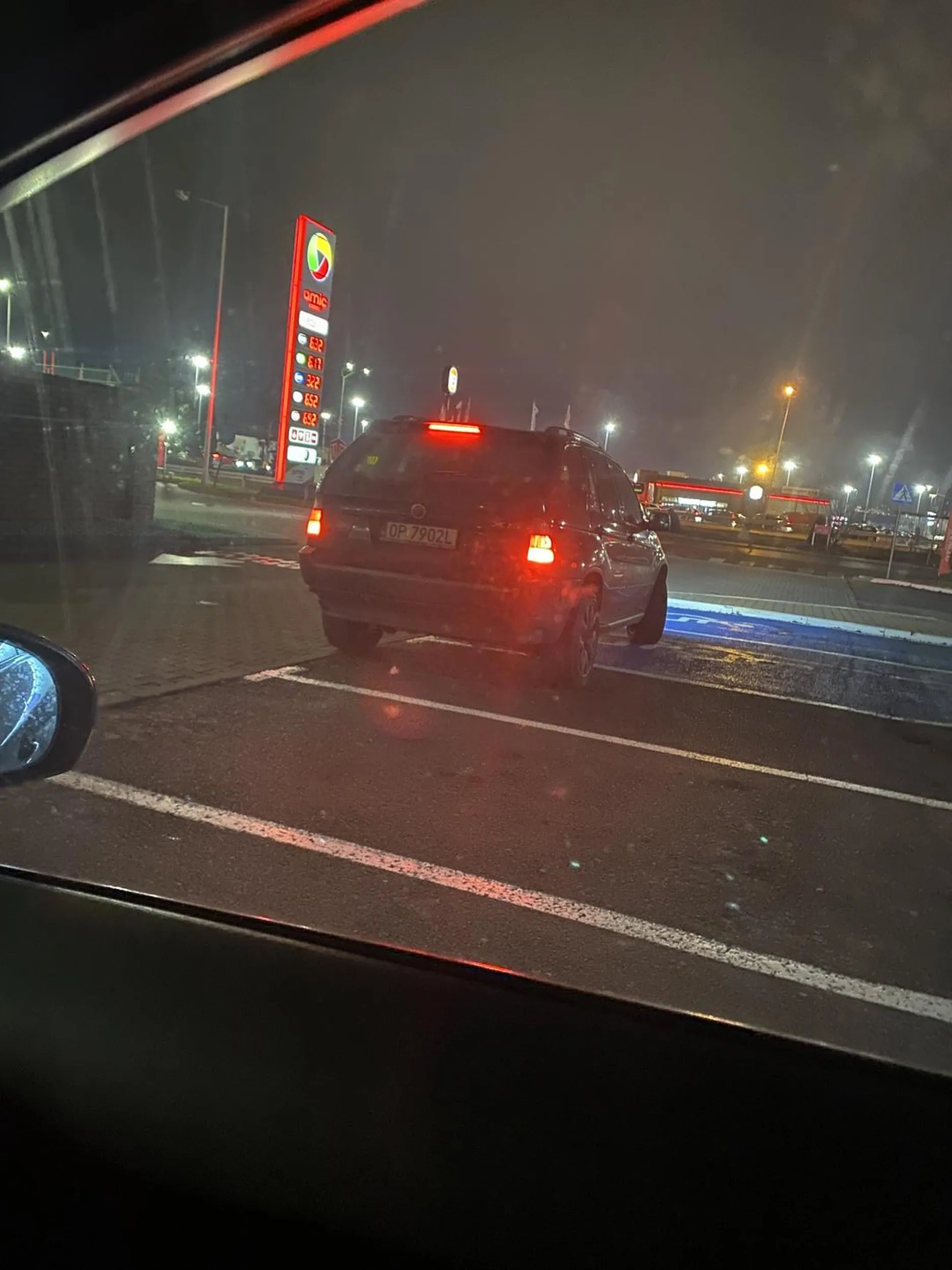 Zamiast zaparkować normalniej to typ ustał tak na pół godziny. Nie dość że w poprzek to jeszcze zahaczał o miejsca dla niepełnosprawnych. Brawo kolego ;)