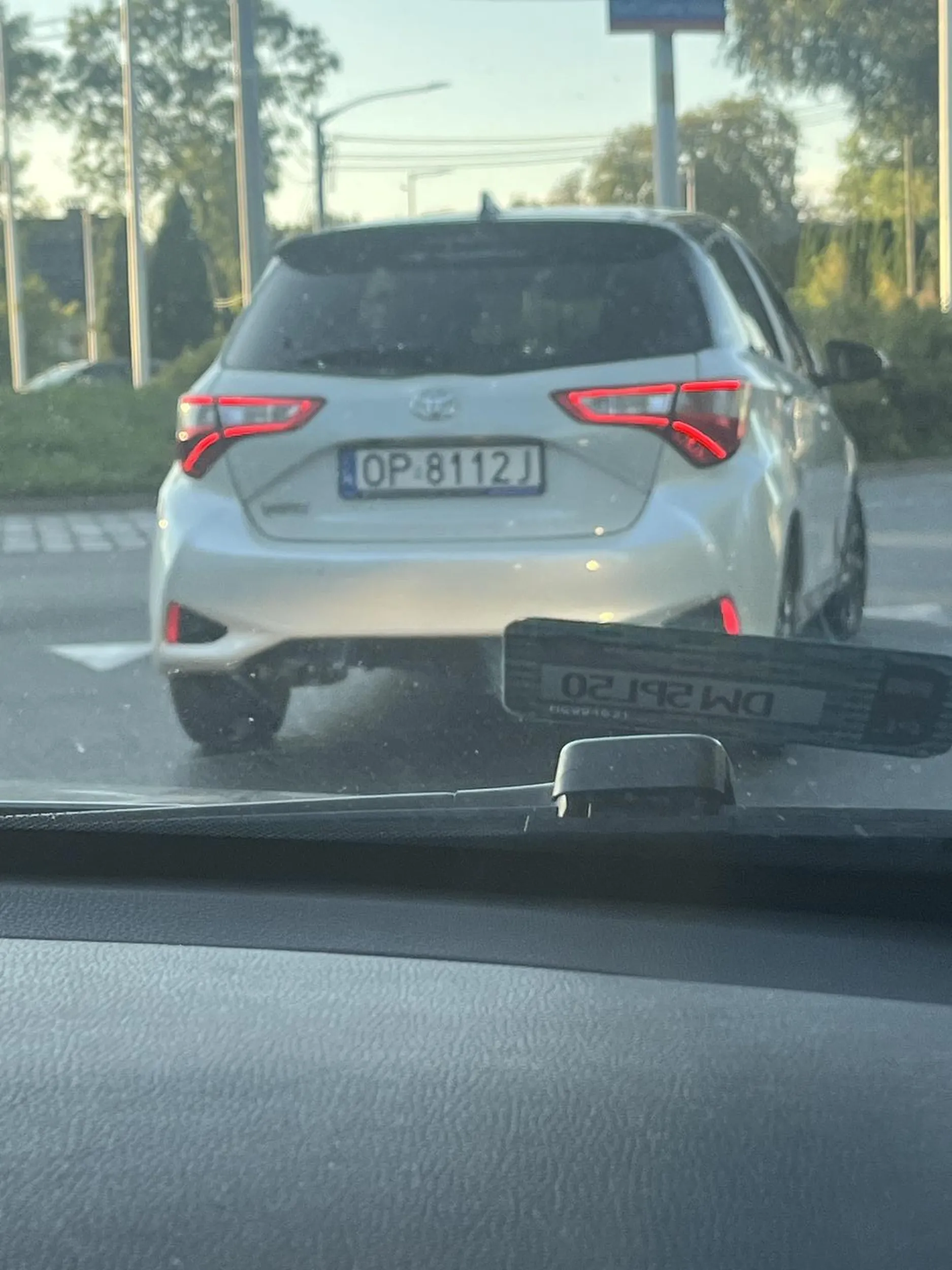 Pani z tego auto blokuje ruch jeżdżąca 20 km/h po mieście gdzie normlana prędkość to 50km/h i dodatkowo gwałtownie hamuje bez podstawnie prowokując wjechanie w nią.