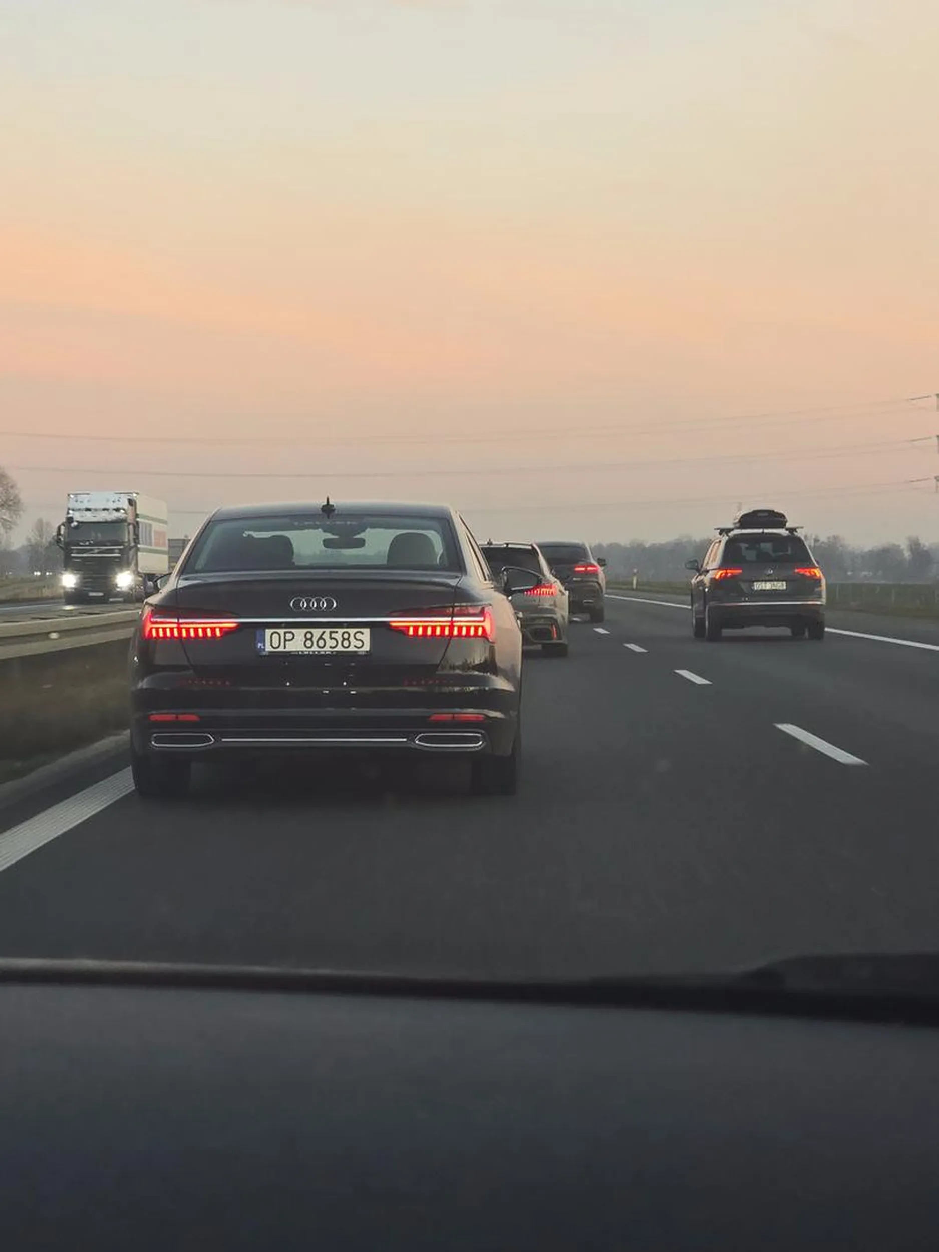 Trasa Wrocław - Katowice, gościu naucz się jeździć, a nie tańczysz lewo prawo. Wyprzedzać na a4 też trzeba umieć a nie tylko ludzi straszyć