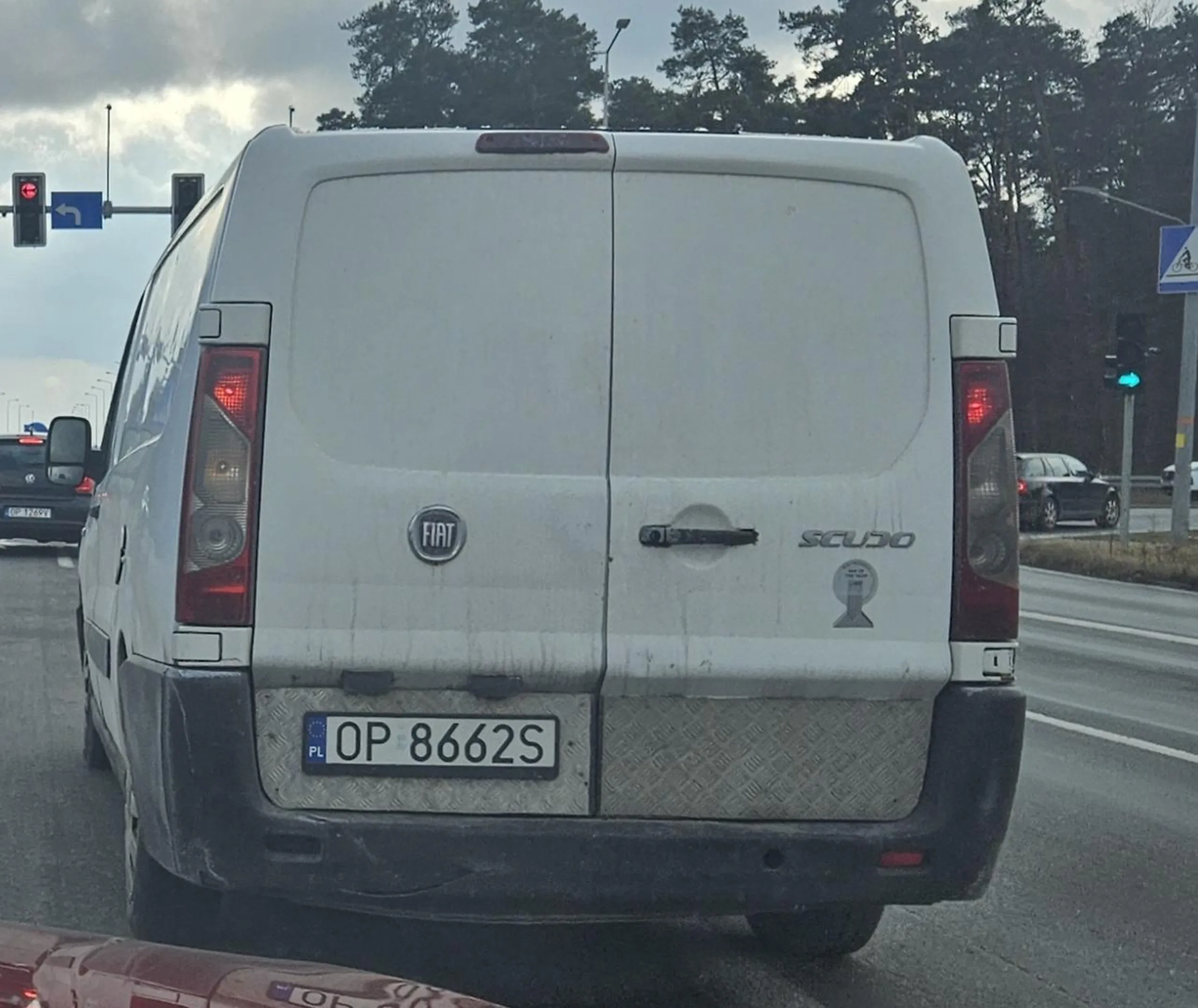 Zajechał od prawej strony i ZAHAMOWAŁ próbując wymusić wypadek. Po czym kiedy się nie udało odjechał w innym kierunku... W samochodzie niestety nie mam kamerki, ale 3 świadków...