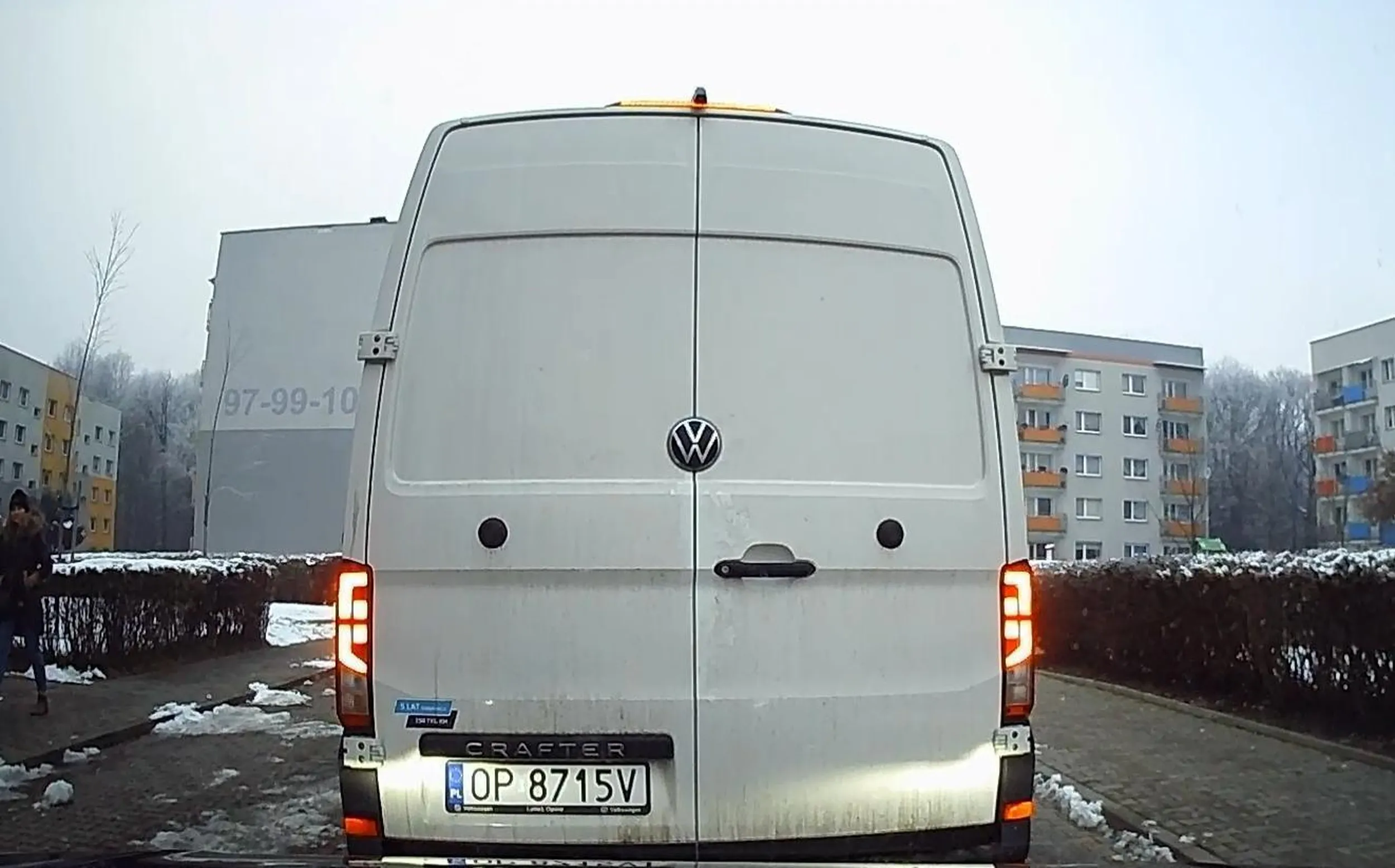 Wlecze się ledwo 20 km/h i specjalnie hamuje