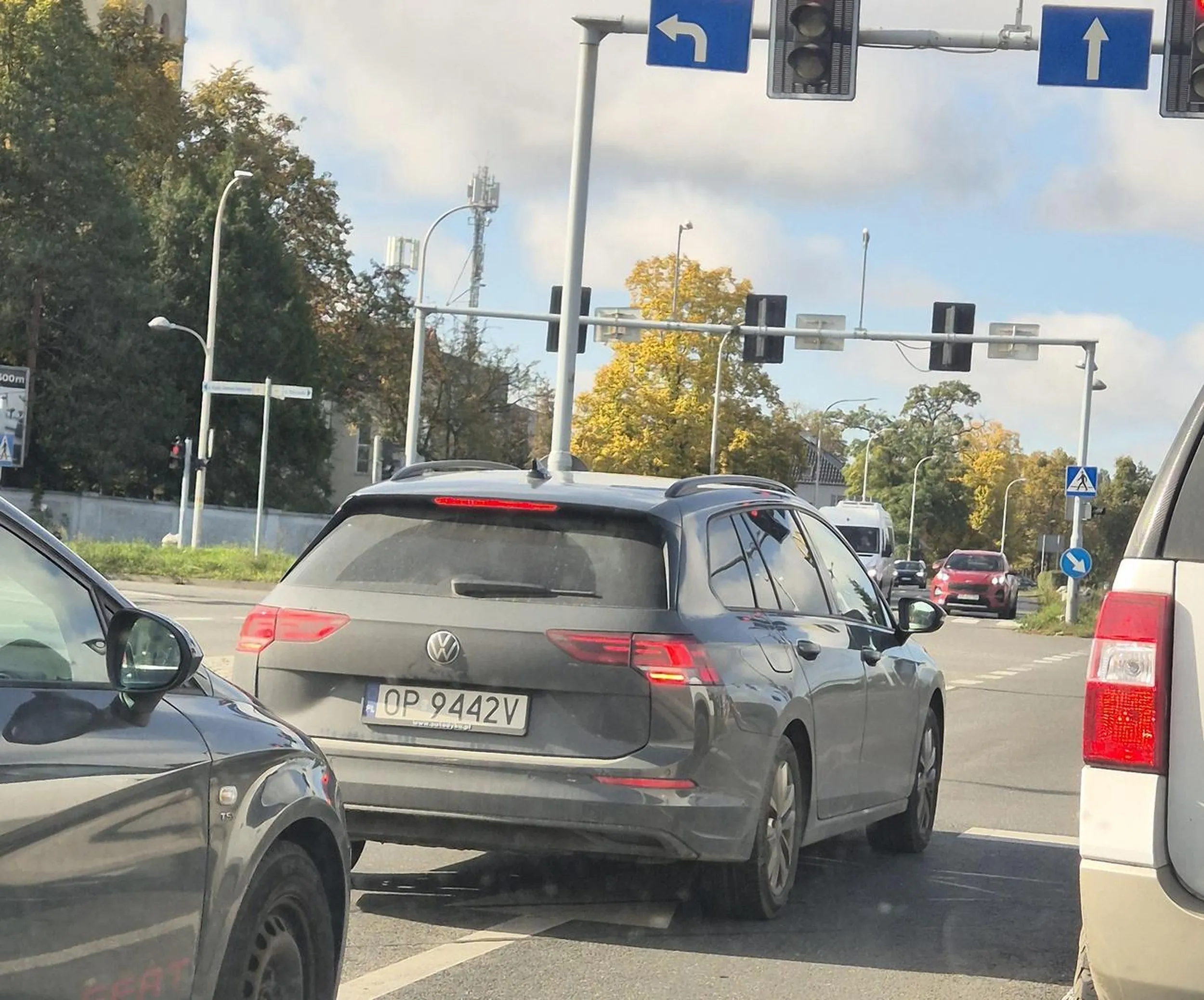 Jazda na zderzaku, jakieś może 0,5 metra, a jak Cie wyprzedzi prawym pasem to jeszcze cos pokazuje i wydziera sie. Bardzo niecierpliwy typ. Wszystko się nagrało, z tylnej kamerki też