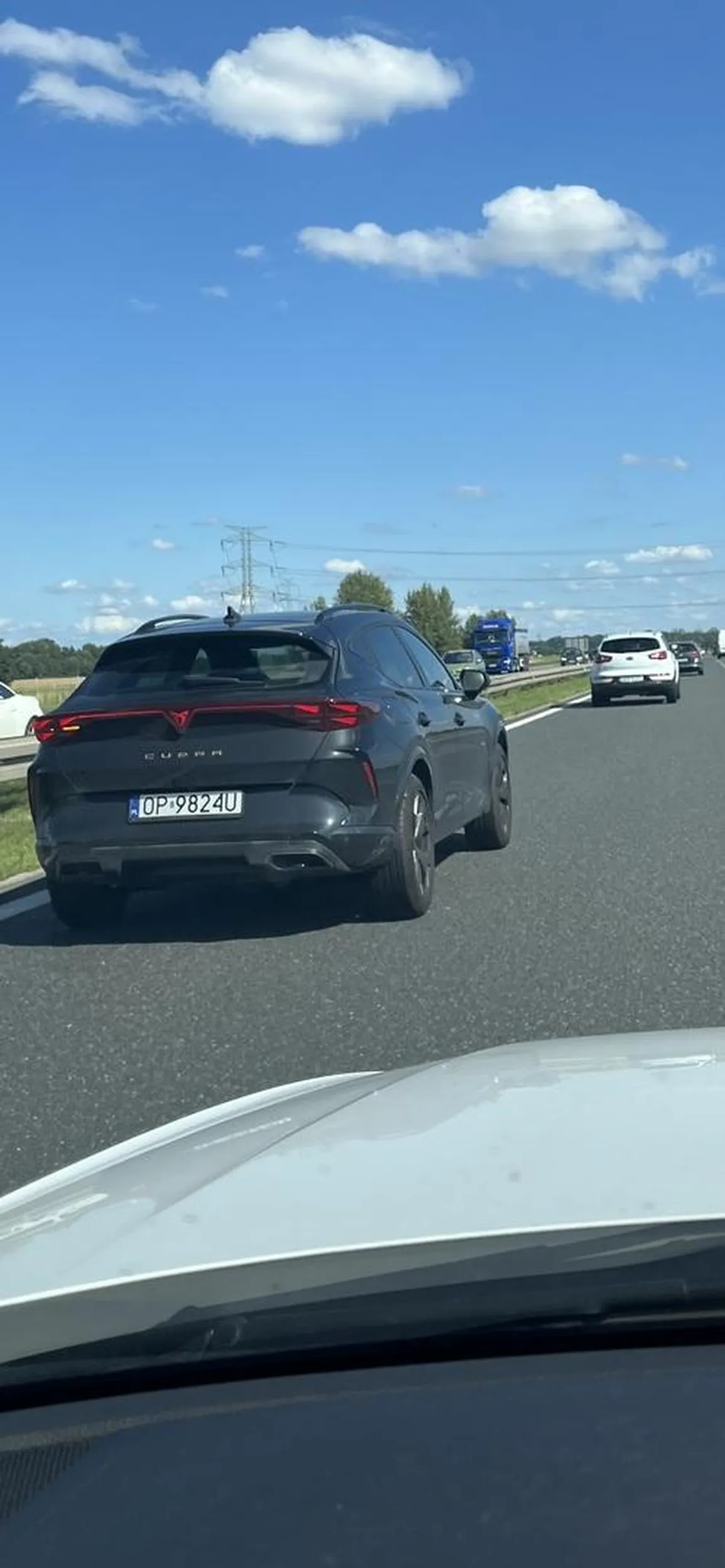 Pizdus w seacie który podjezdza pod zderzak na autostradzie