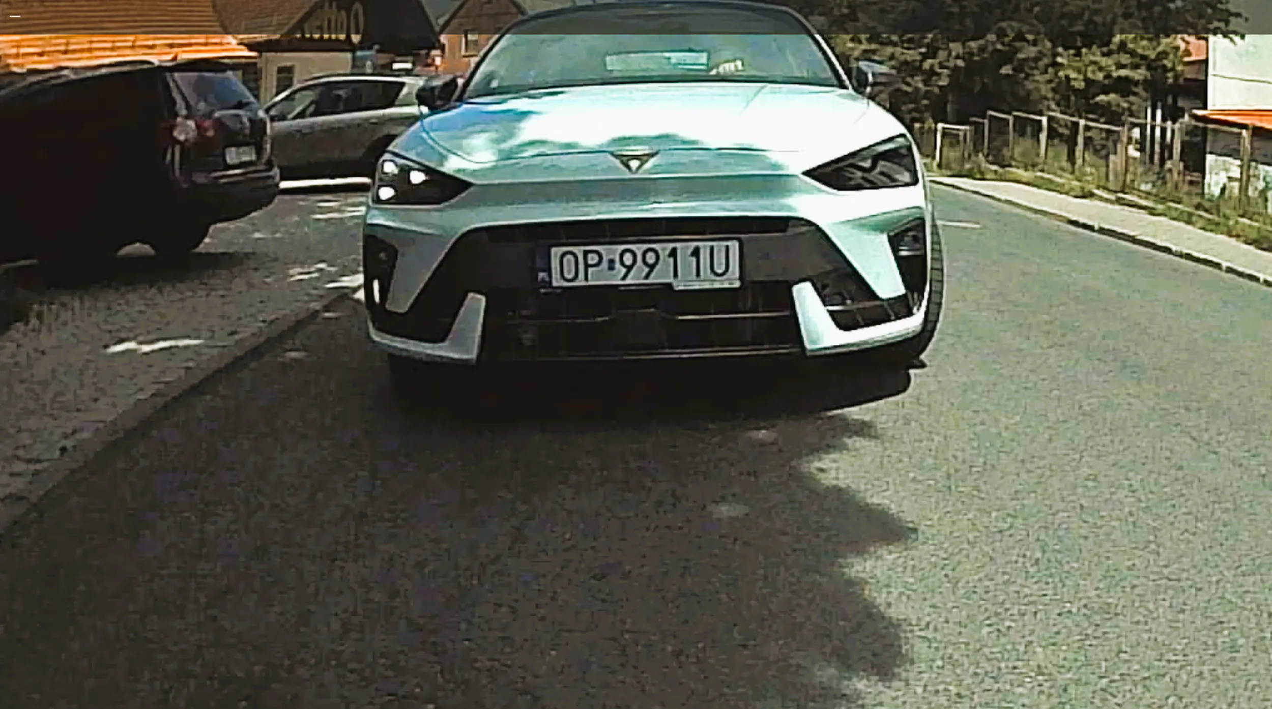 Przyjechał cep do Szklarskiej, i zamiast ominąć pojazd to stoi i trąbi jak buc. Nie oszczędzał się z tym klaksonem, musiał się szeryf pokazać :D