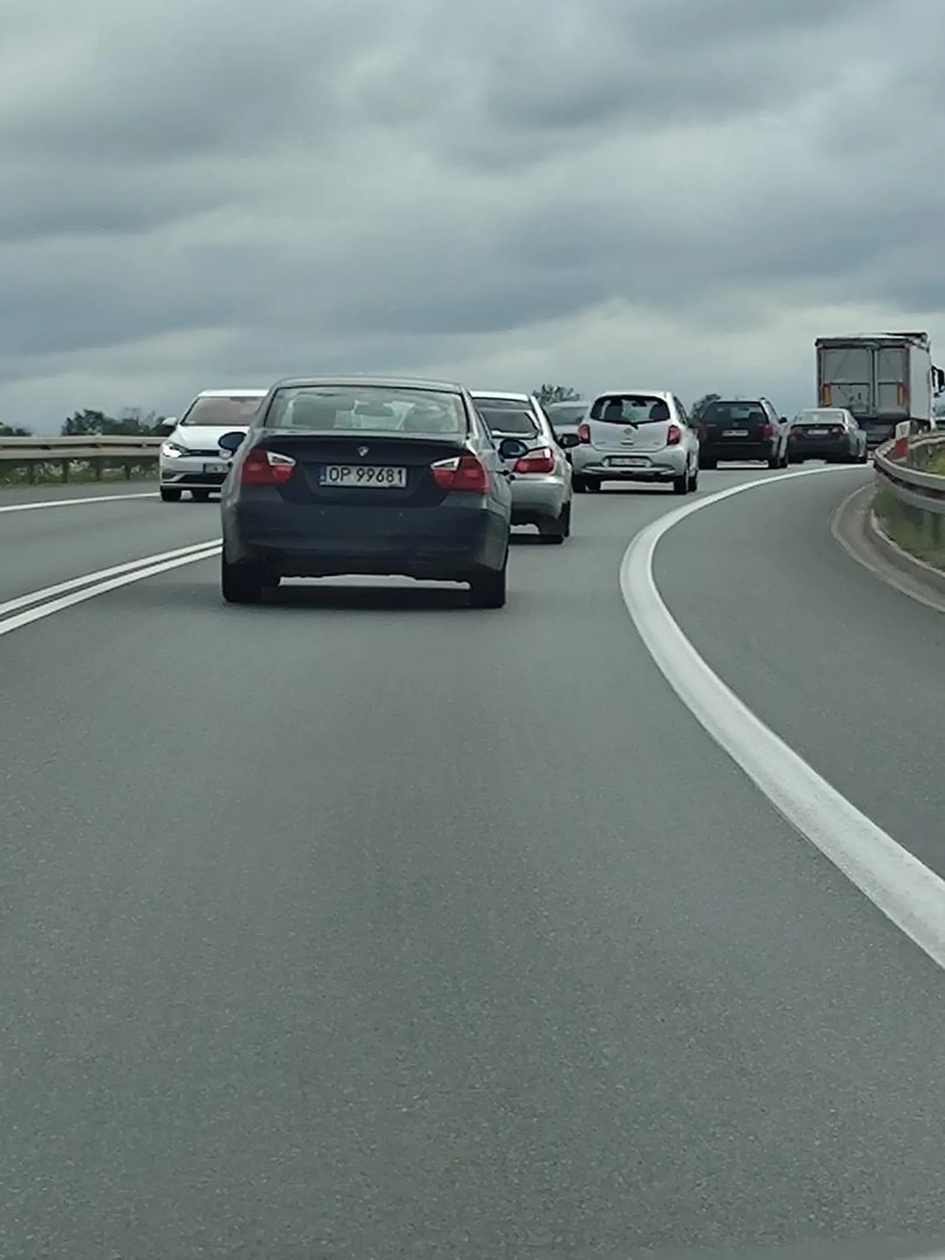 Koleżka w jakże cenionym aucie super marki ładuje się wszędzie i wymusza pierwszeństwo + ze wewnętrznego pasa na rondzie wymusza na innych deptanie po hamulcach zjeżdżając przez 2 pasy (kierunkowskaza brak, ale to już sprawa oczywista). Sprawa powtarza się już któryś raz :)