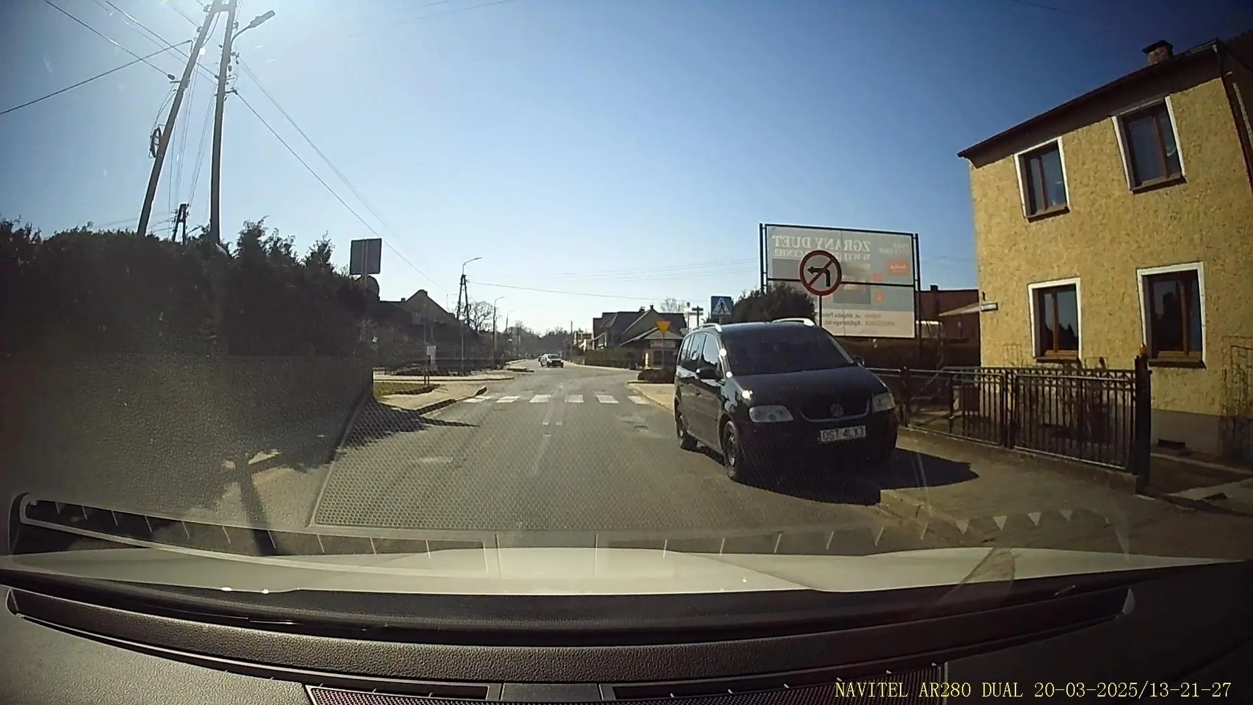 Nagminnie zostawia swojego szrota przed przejściem dla pieszych