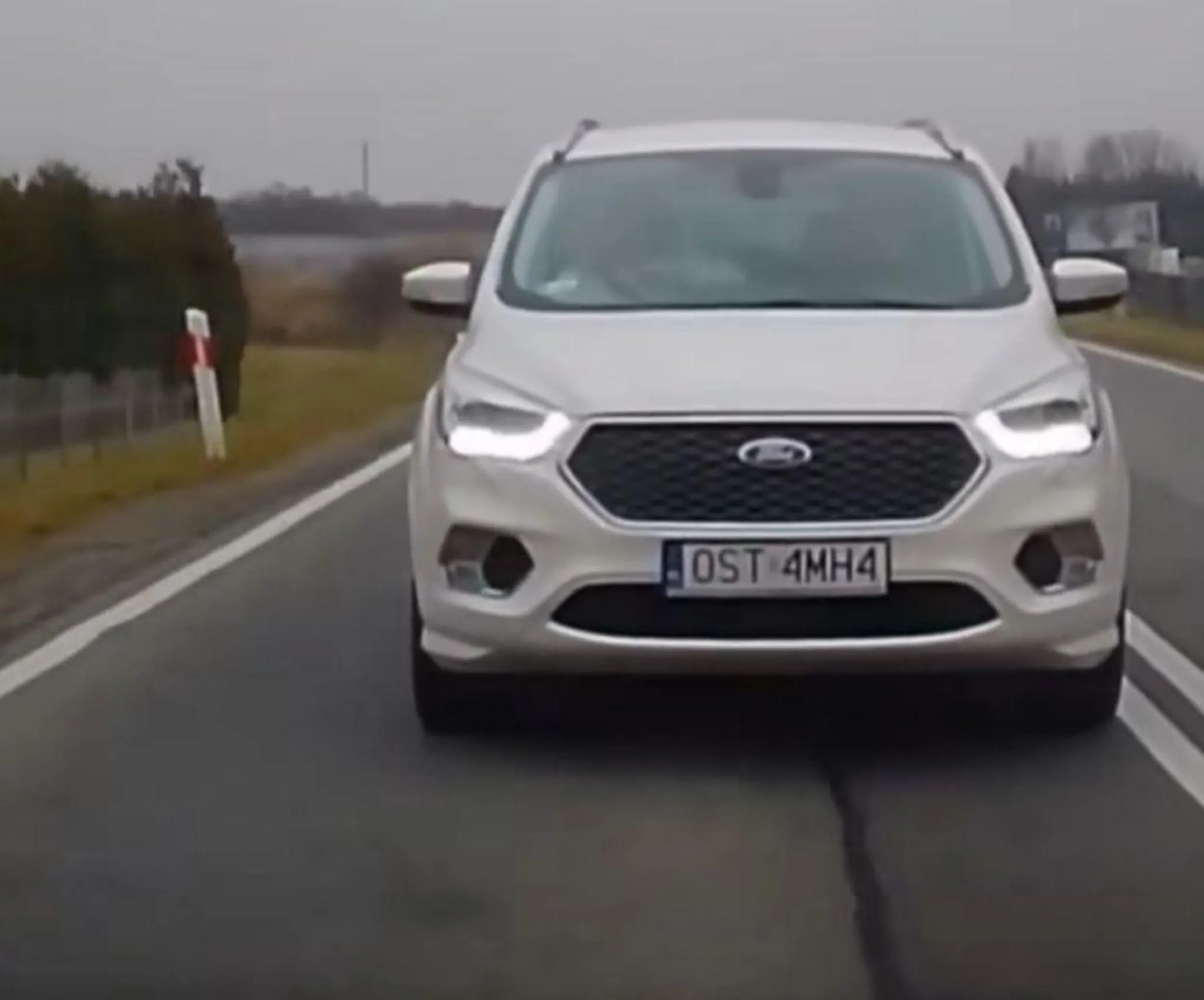 Podjezdza na zderzak, trabi i macha rekami.