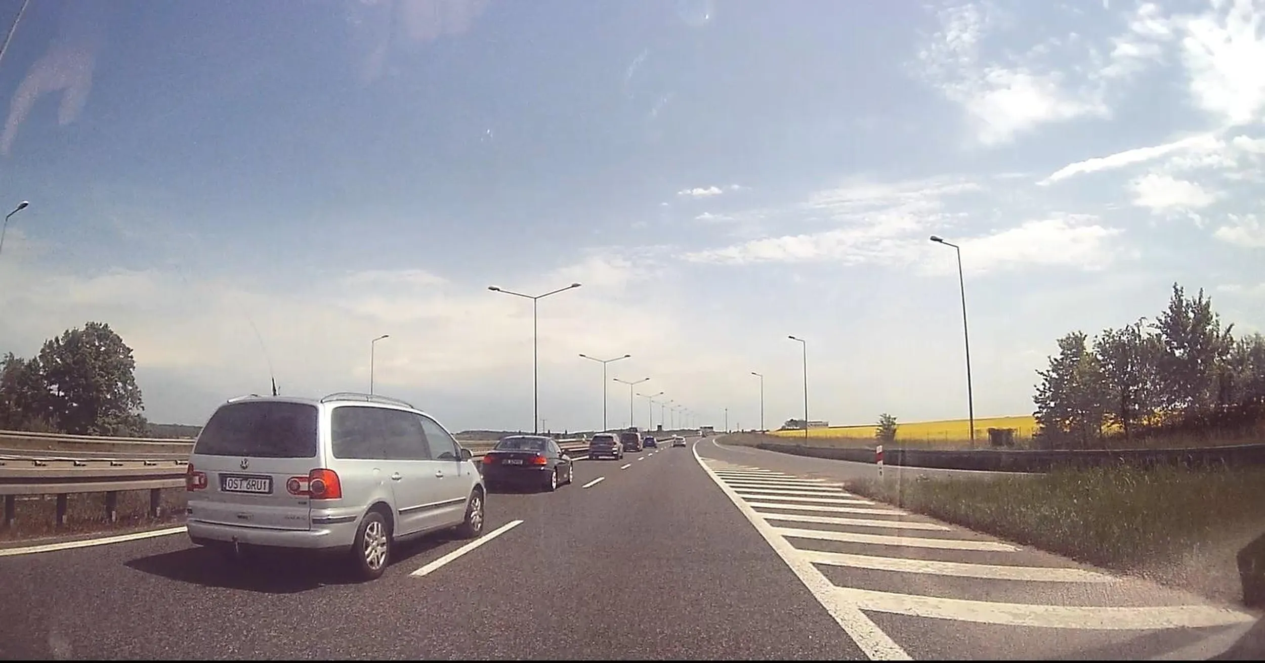 Agresywna jazda, wyprzedzanie pasem awaryjnym. Po prostu ameba umysłowa.