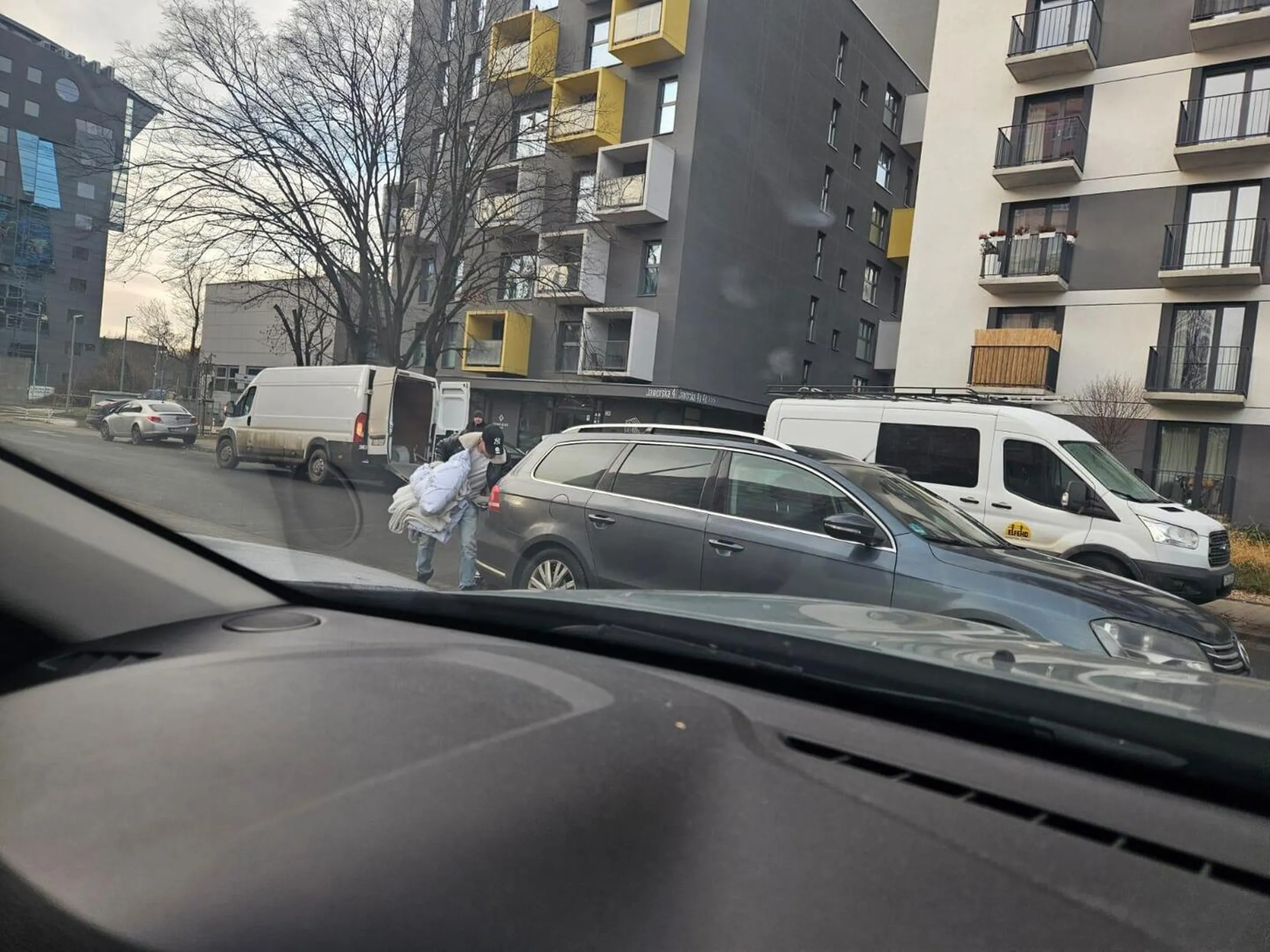 Jeden z dwóch kierowców który stanął tak, że zastawił auta, w tym mnie i przez 1,5h czekałem aż łaskawie się wyśpi...