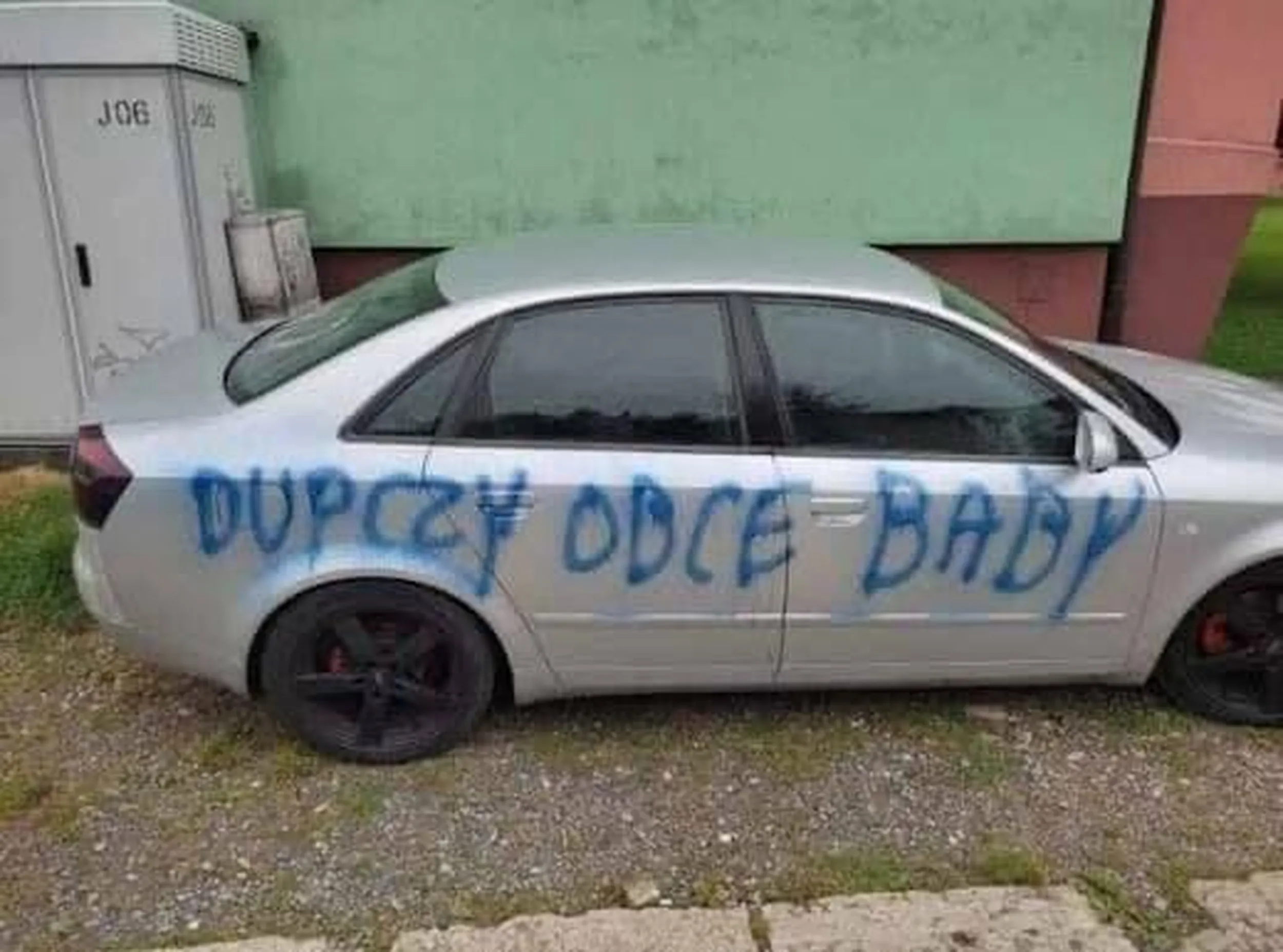 Kołpaki mu odpadły na trasie s3. Wyczuć można było ostry zapach szparagów podczas jazdy powyżej 14 km/h.  Nisko siedzi, auto też. Ogółem na bolt dałem mu 4.wali dieslem, auto tez. Nie zdrowo. Kierowca bombowca jak Kuba u jajcarz. W popays w szczecine zajął 8 miejsc stojących, na parkingu zajął 3. Moze ma nogi. Nie wiem. -Grobali.