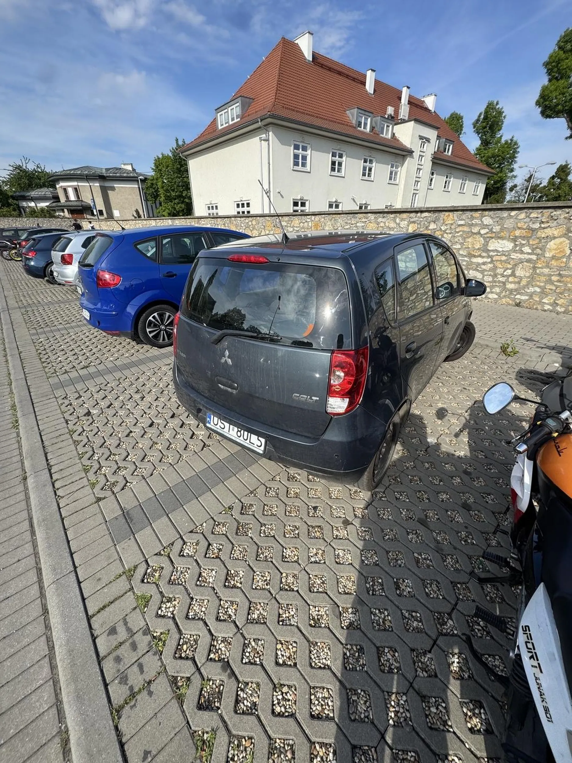 Mistrzowskie parkowanie zajmując dwa miejsca w godzinach szczytu