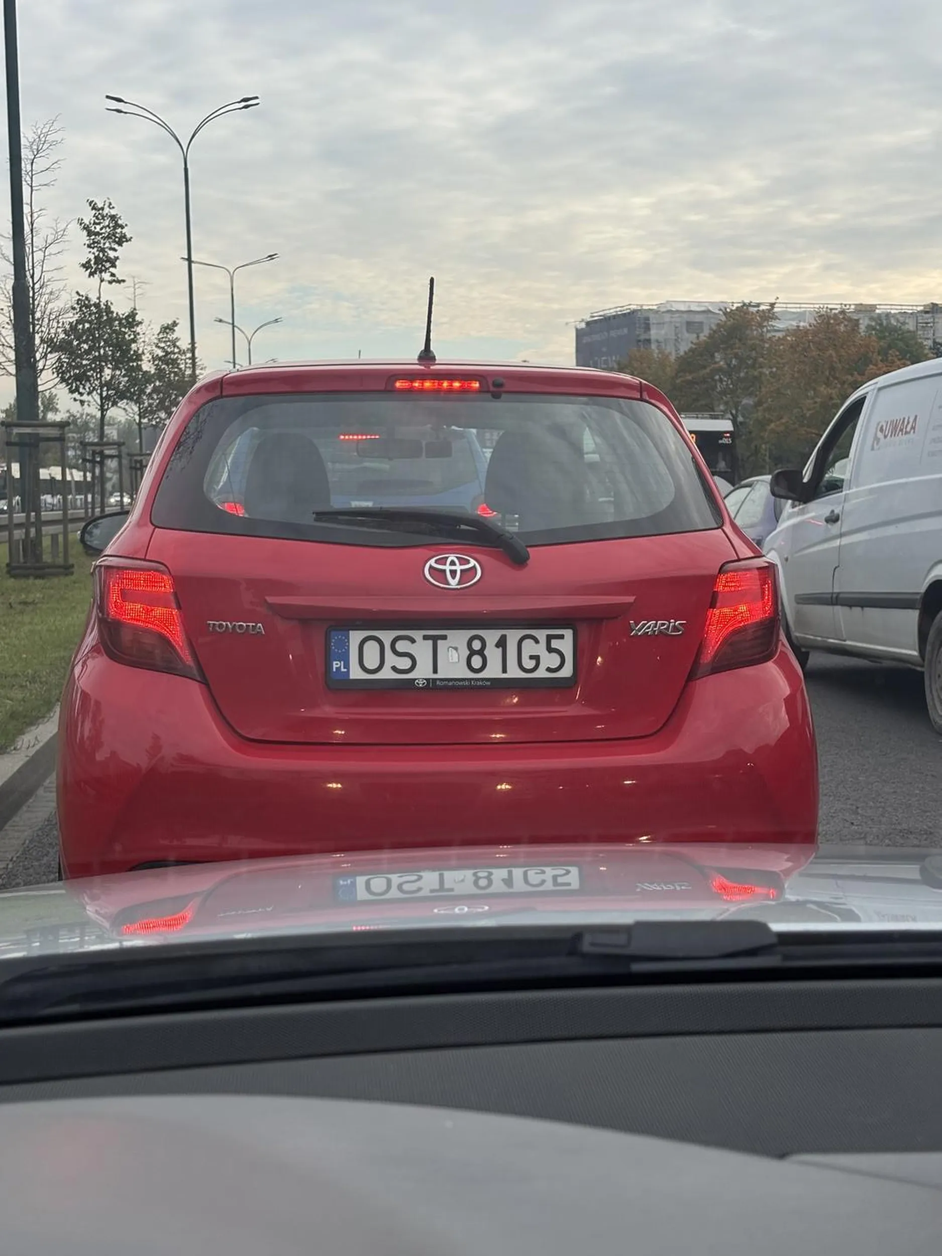 Pipa ryje się przed maskę w korku bo się jej spieszy