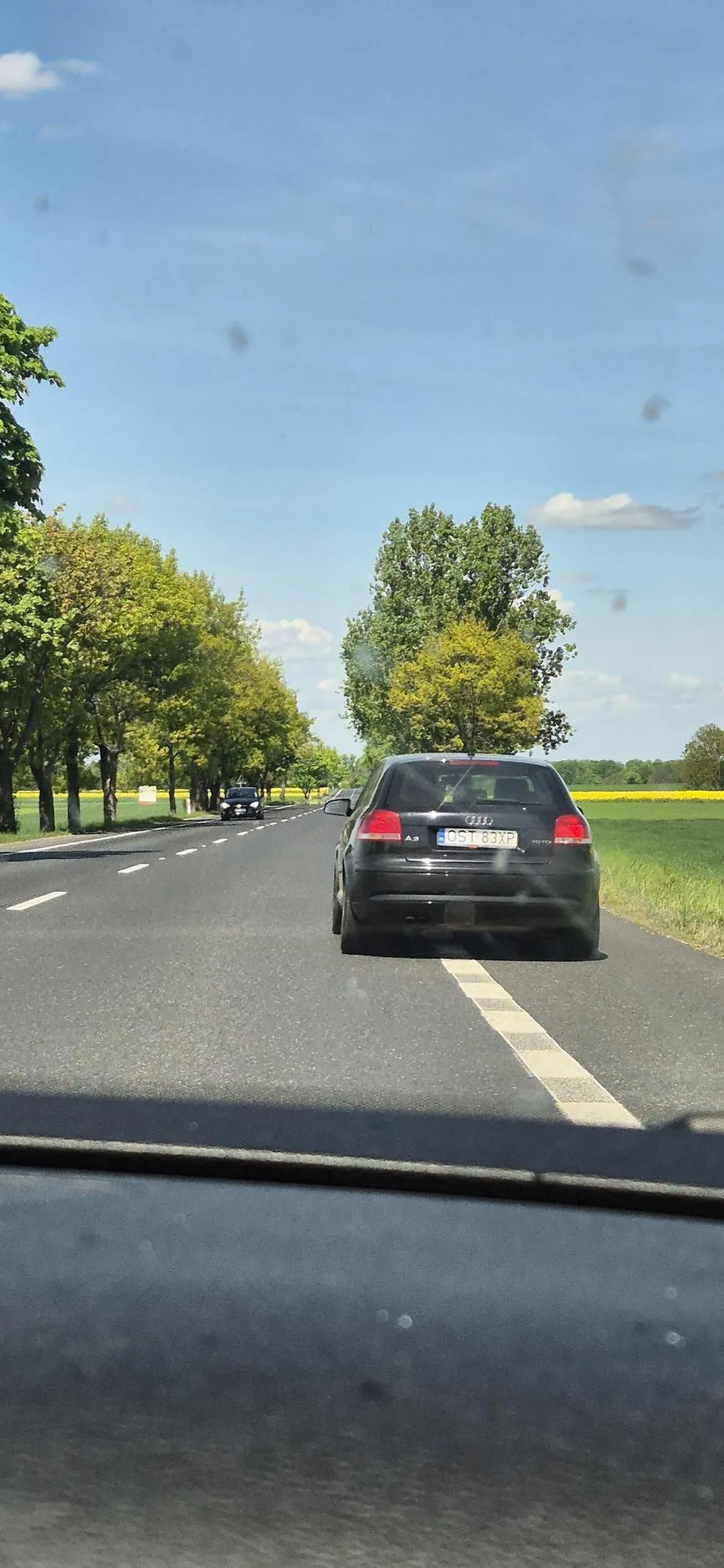 Kierowca ewidentnie ma coś z głową. Jeździ momentami po pasie awaryjnym *zaczął już na autostradzie*. Zarówno jazda przez linie ciągłe. Nie zapominając o tym że kierunkowskazy muszą być mu zupełnie obce przez co był strach za nim jechać. W zabudowanym przycisnął myślę że lekko ponad stówkę, a po chwili 50km/h na 90-dziesiątce. Ogarnij się chłopie