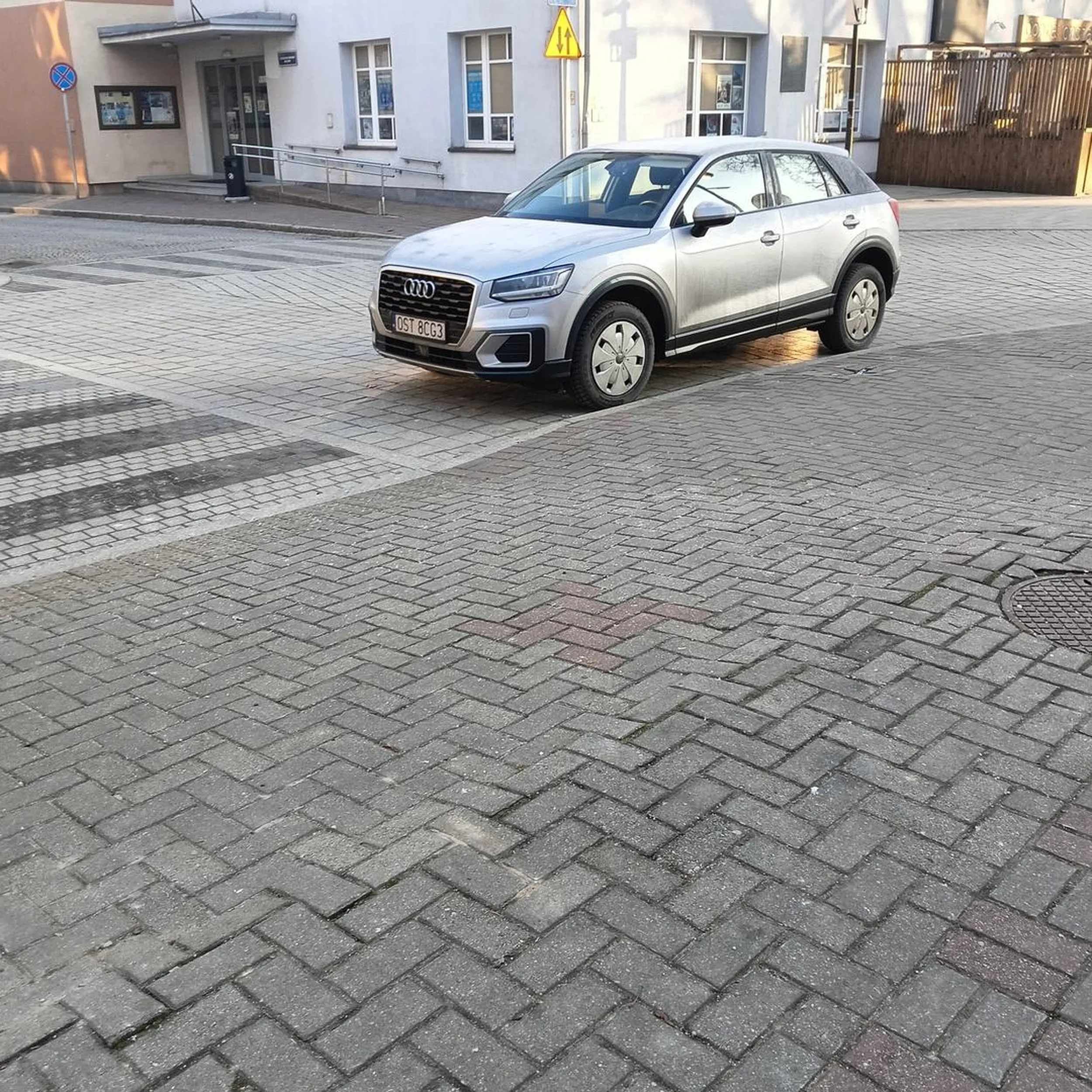 Urządza sobie parking przed przejściem dla pieszych.